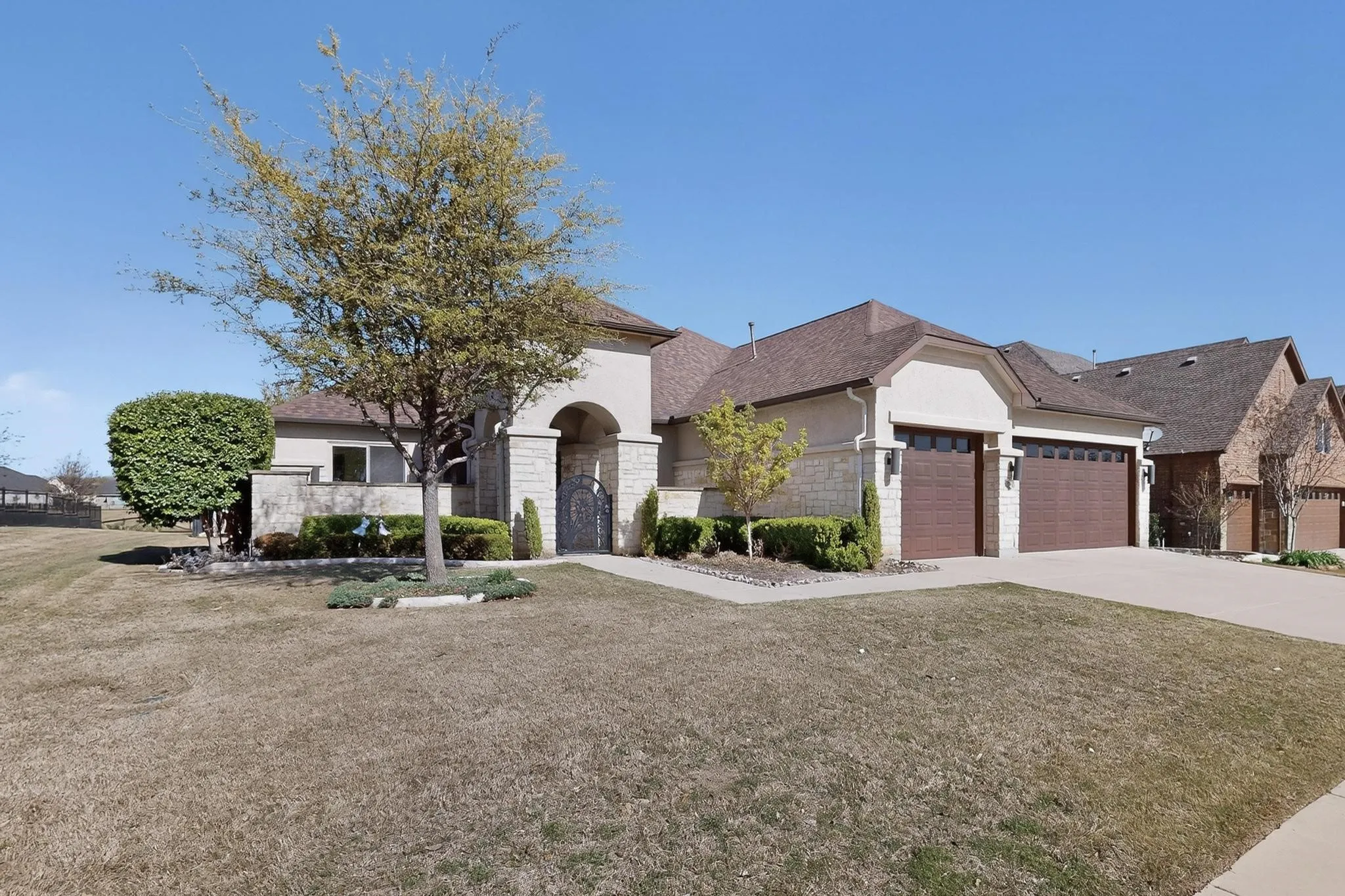 Single Family Residence For Sale in Denton County , 8708 Crestview Drive, Denton, Texas 76207, 2 Bedroom, 3 Bathroom, 3 Garage spaces, 2,988 Sqft, built in 2016, mls#21358696, Real Estate Agent in Denton, Homes For Sale in Denton county, Homes For Sale in Denton, Realtor in Denton Texas, Real Estate Brokerage Independent Realty Texas, Luminita Cordes Realtor