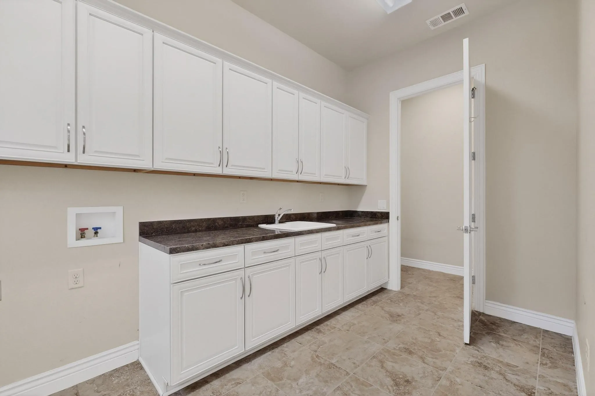 Single Family Residence For Sale in Denton County , 8708 Crestview Drive, Denton, Texas 76207, 2 Bedroom, 3 Bathroom, 3 Garage spaces, 2,988 Sqft, built in 2016, mls#21358696, Real Estate Agent in Denton, Homes For Sale in Denton county, Homes For Sale in Denton, Realtor in Denton Texas, Real Estate Brokerage Independent Realty Texas, Luminita Cordes Realtor
