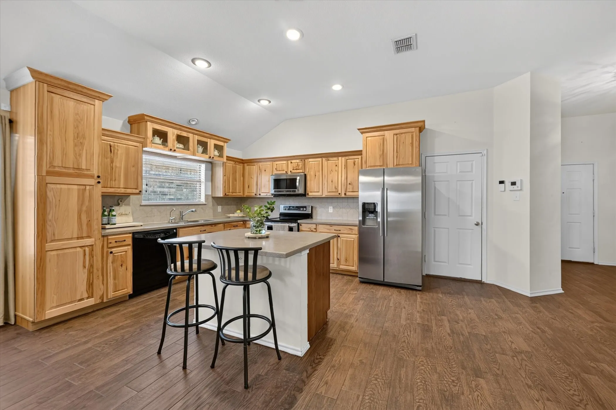 Single Family Residence For Sale in Denton County , 8928 Trailblazer Drive, Aubrey, Texas 76227, 4 Bedroom, 2 Bathroom, 2 Garage spaces, 1,812 Sqft, built in 2007, mls#21345572, Real Estate Agent in Aubrey, Homes For Sale in Denton county, Homes For Sale in Aubrey, Realtor in Aubrey Texas, Real Estate Brokerage Independent Realty Texas, Luminita Cordes Realtor