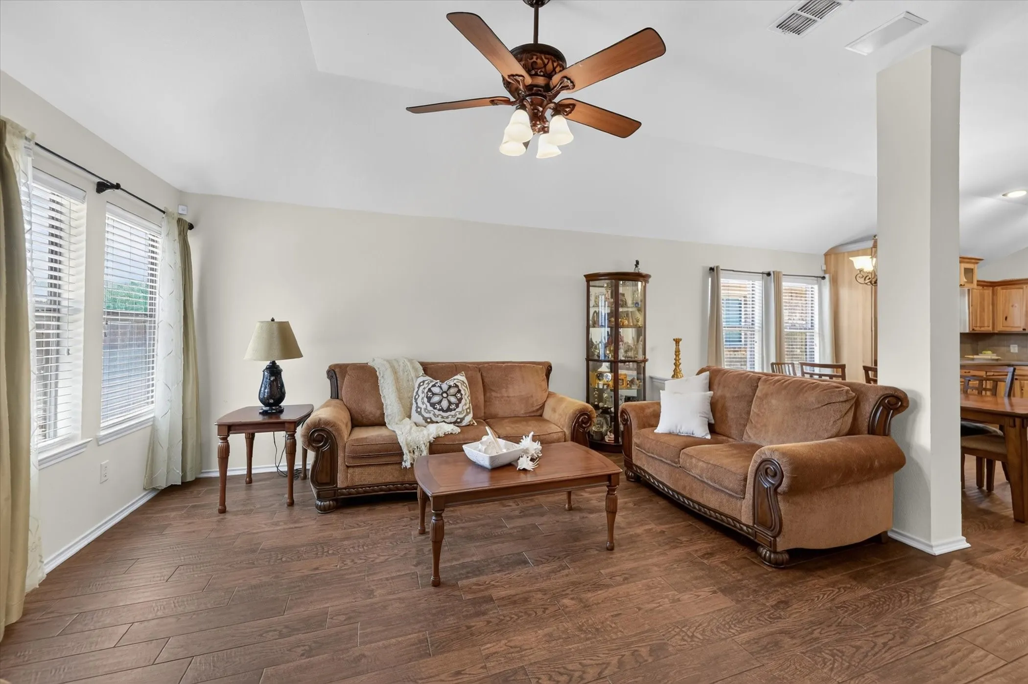 Single Family Residence For Sale in Denton County , 8928 Trailblazer Drive, Aubrey, Texas 76227, 4 Bedroom, 2 Bathroom, 2 Garage spaces, 1,812 Sqft, built in 2007, mls#21345572, Real Estate Agent in Aubrey, Homes For Sale in Denton county, Homes For Sale in Aubrey, Realtor in Aubrey Texas, Real Estate Brokerage Independent Realty Texas, Luminita Cordes Realtor