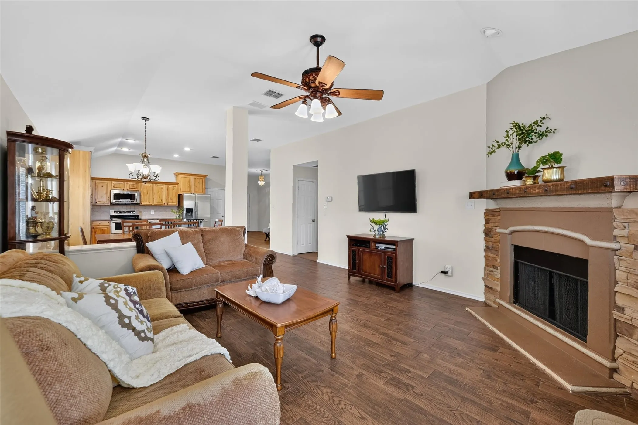 Single Family Residence For Sale in Denton County , 8928 Trailblazer Drive, Aubrey, Texas 76227, 4 Bedroom, 2 Bathroom, 2 Garage spaces, 1,812 Sqft, built in 2007, mls#21345572, Real Estate Agent in Aubrey, Homes For Sale in Denton county, Homes For Sale in Aubrey, Realtor in Aubrey Texas, Real Estate Brokerage Independent Realty Texas, Luminita Cordes Realtor
