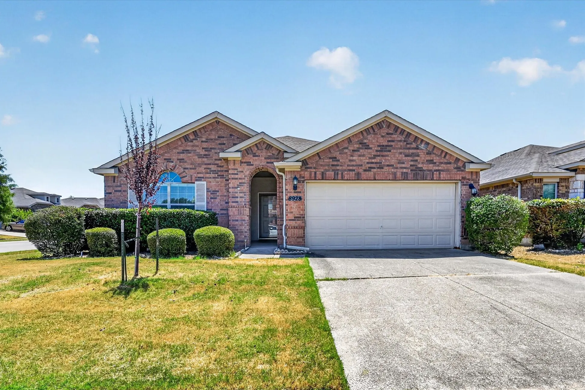 Single Family Residence For Sale in Denton County , 8928 Trailblazer Drive, Aubrey, Texas 76227, 4 Bedroom, 2 Bathroom, 2 Garage spaces, 1,812 Sqft, built in 2007, mls#21345572, Real Estate Agent in Aubrey, Homes For Sale in Denton county, Homes For Sale in Aubrey, Realtor in Aubrey Texas, Real Estate Brokerage Independent Realty Texas, Luminita Cordes Realtor