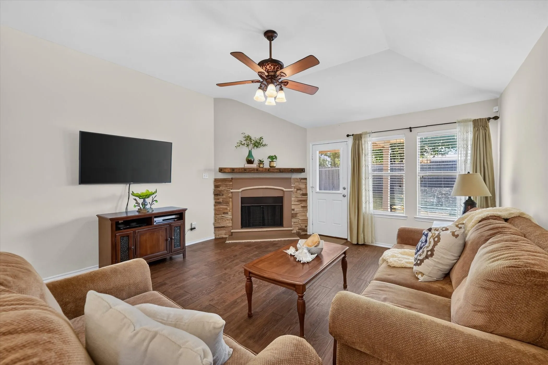Single Family Residence For Sale in Denton County , 8928 Trailblazer Drive, Aubrey, Texas 76227, 4 Bedroom, 2 Bathroom, 2 Garage spaces, 1,812 Sqft, built in 2007, mls#21345572, Real Estate Agent in Aubrey, Homes For Sale in Denton county, Homes For Sale in Aubrey, Realtor in Aubrey Texas, Real Estate Brokerage Independent Realty Texas, Luminita Cordes Realtor