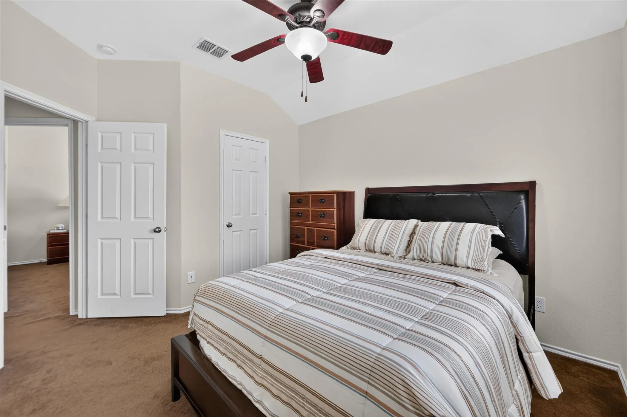 Single Family Residence For Sale in Denton County , 8928 Trailblazer Drive, Aubrey, Texas 76227, 4 Bedroom, 2 Bathroom, 2 Garage spaces, 1,812 Sqft, built in 2007, mls#21345572, Real Estate Agent in Aubrey, Homes For Sale in Denton county, Homes For Sale in Aubrey, Realtor in Aubrey Texas, Real Estate Brokerage Independent Realty Texas, Luminita Cordes Realtor