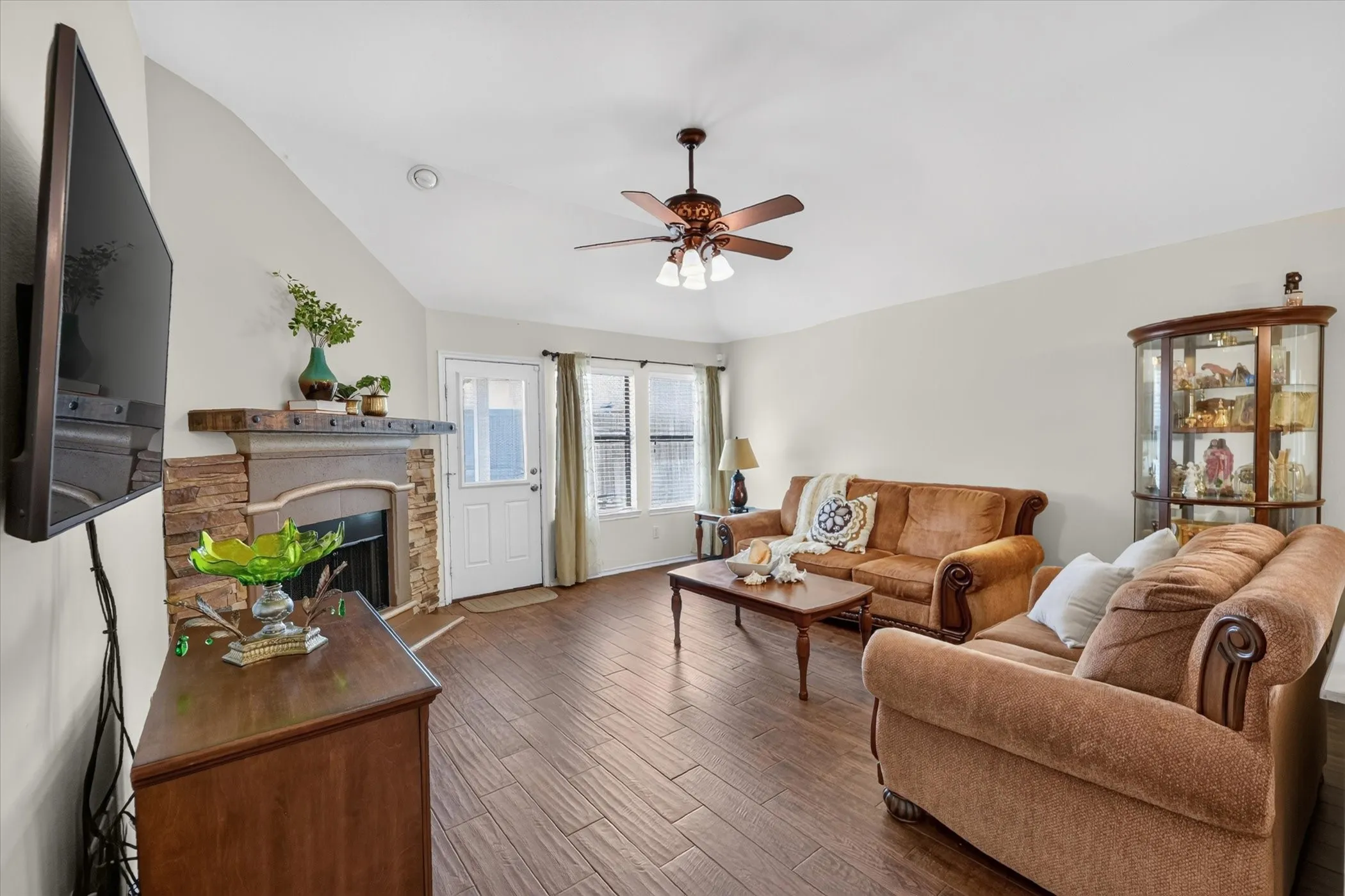 Single Family Residence For Sale in Denton County , 8928 Trailblazer Drive, Aubrey, Texas 76227, 4 Bedroom, 2 Bathroom, 2 Garage spaces, 1,812 Sqft, built in 2007, mls#21345572, Real Estate Agent in Aubrey, Homes For Sale in Denton county, Homes For Sale in Aubrey, Realtor in Aubrey Texas, Real Estate Brokerage Independent Realty Texas, Luminita Cordes Realtor
