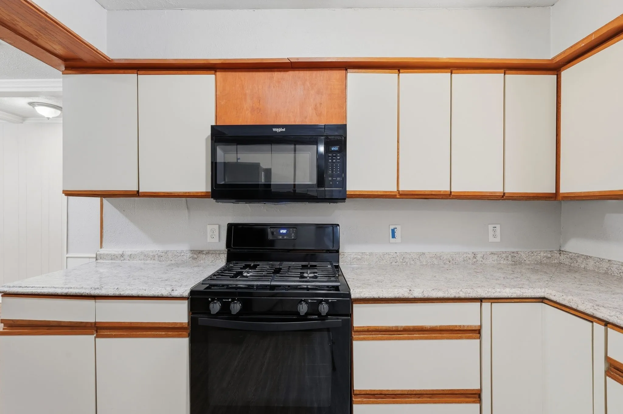 Single Family Residence For Sale in Dallas County , 417 Lakeside Drive, Irving, Texas 75062, 4 Bedroom, 2 Bathroom, 2 Garage spaces, 1,821 Sqft, built in 1965, mls#21358149, Real Estate Agent in Irving, Homes For Sale in Dallas county, Homes For Sale in Irving, Realtor in Irving Texas, Real Estate Brokerage Independent Realty Texas, Luminita Cordes Realtor