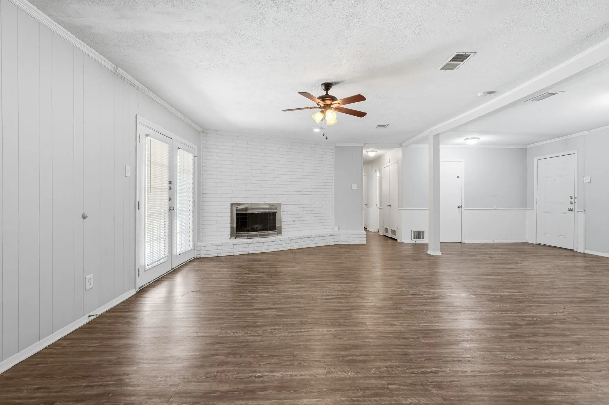 Single Family Residence For Sale in Dallas County , 417 Lakeside Drive, Irving, Texas 75062, 4 Bedroom, 2 Bathroom, 2 Garage spaces, 1,821 Sqft, built in 1965, mls#21358149, Real Estate Agent in Irving, Homes For Sale in Dallas county, Homes For Sale in Irving, Realtor in Irving Texas, Real Estate Brokerage Independent Realty Texas, Luminita Cordes Realtor