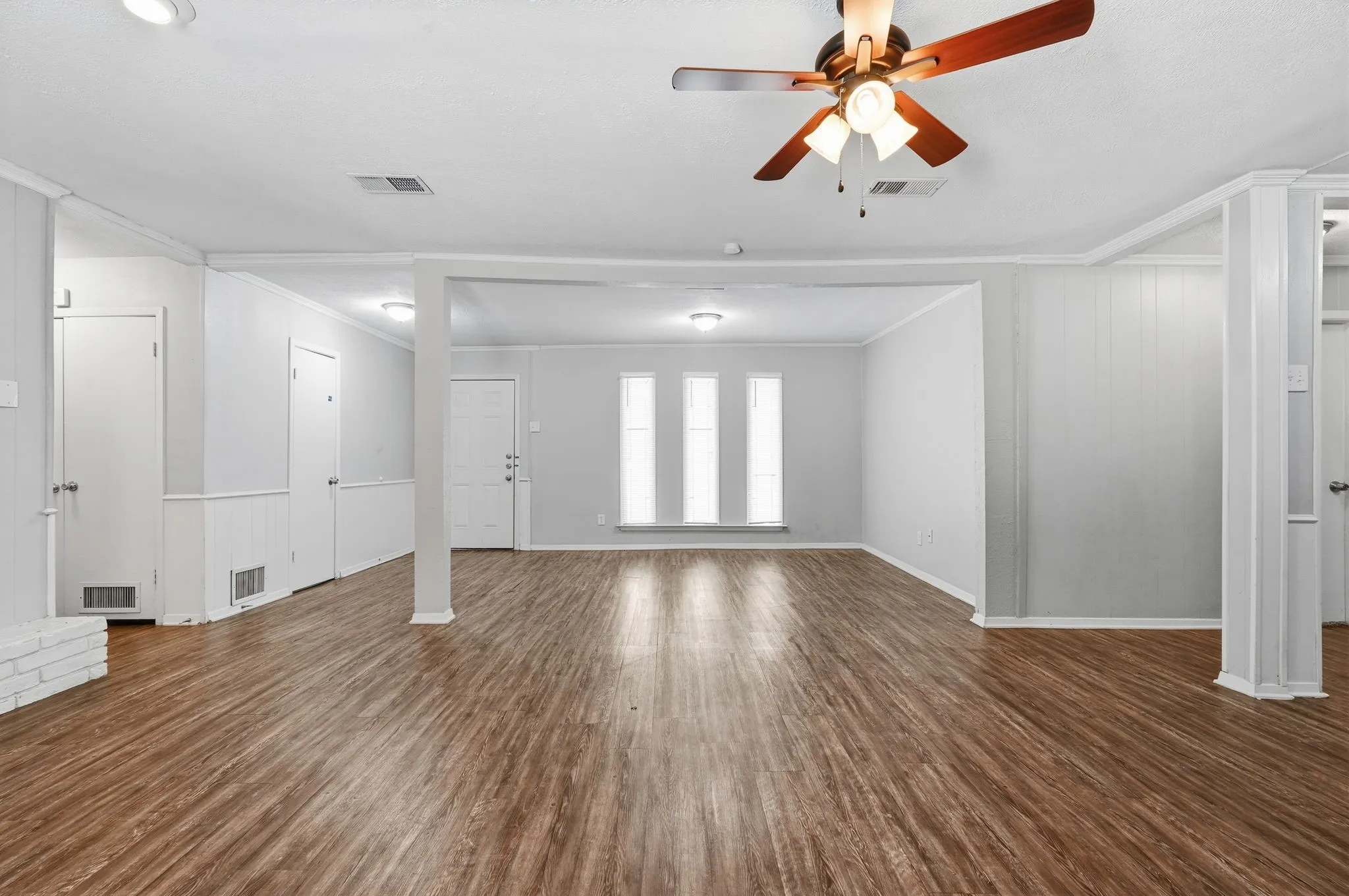 Single Family Residence For Sale in Dallas County , 417 Lakeside Drive, Irving, Texas 75062, 4 Bedroom, 2 Bathroom, 2 Garage spaces, 1,821 Sqft, built in 1965, mls#21358149, Real Estate Agent in Irving, Homes For Sale in Dallas county, Homes For Sale in Irving, Realtor in Irving Texas, Real Estate Brokerage Independent Realty Texas, Luminita Cordes Realtor