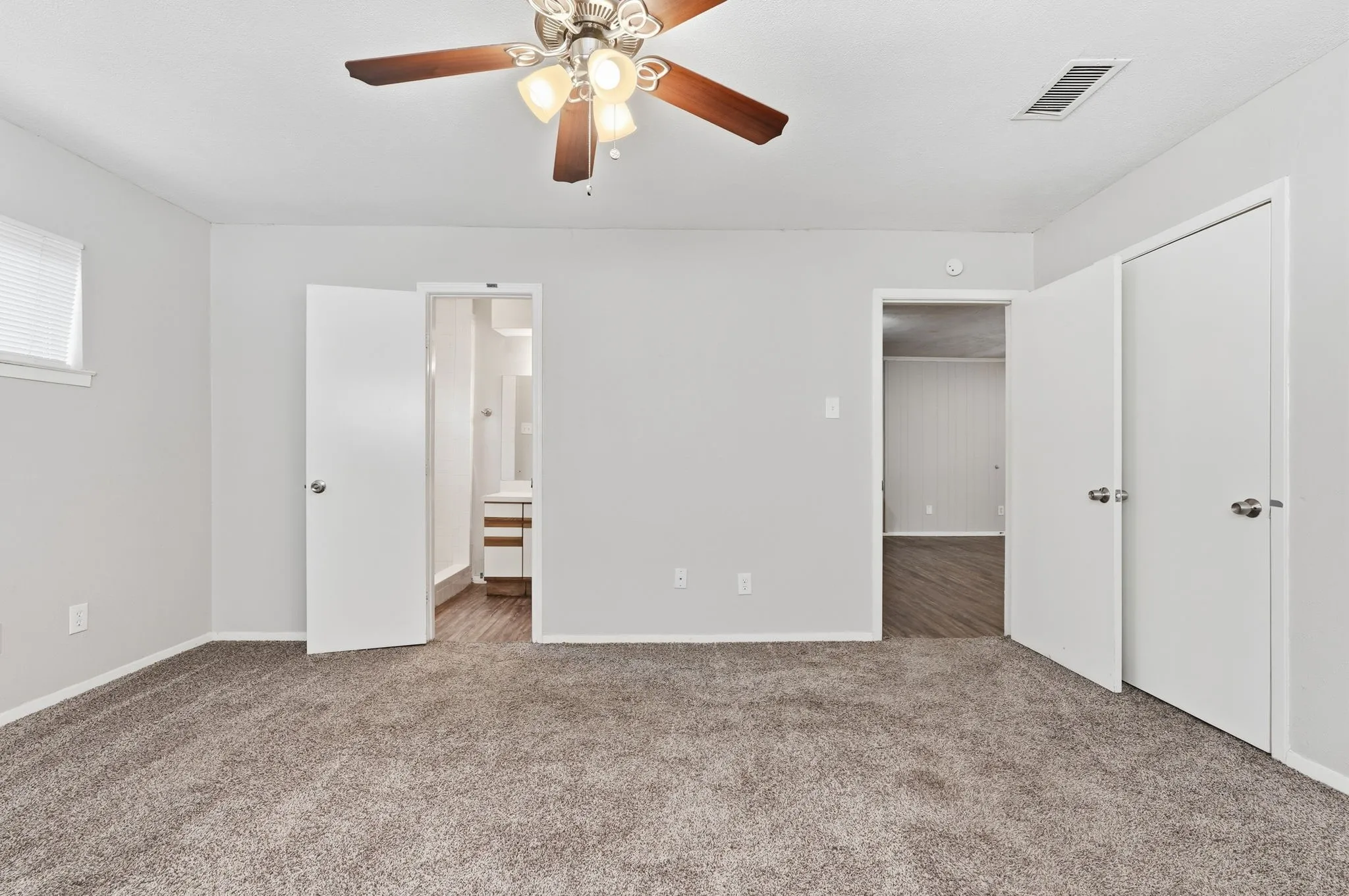 Single Family Residence For Sale in Dallas County , 417 Lakeside Drive, Irving, Texas 75062, 4 Bedroom, 2 Bathroom, 2 Garage spaces, 1,821 Sqft, built in 1965, mls#21358149, Real Estate Agent in Irving, Homes For Sale in Dallas county, Homes For Sale in Irving, Realtor in Irving Texas, Real Estate Brokerage Independent Realty Texas, Luminita Cordes Realtor