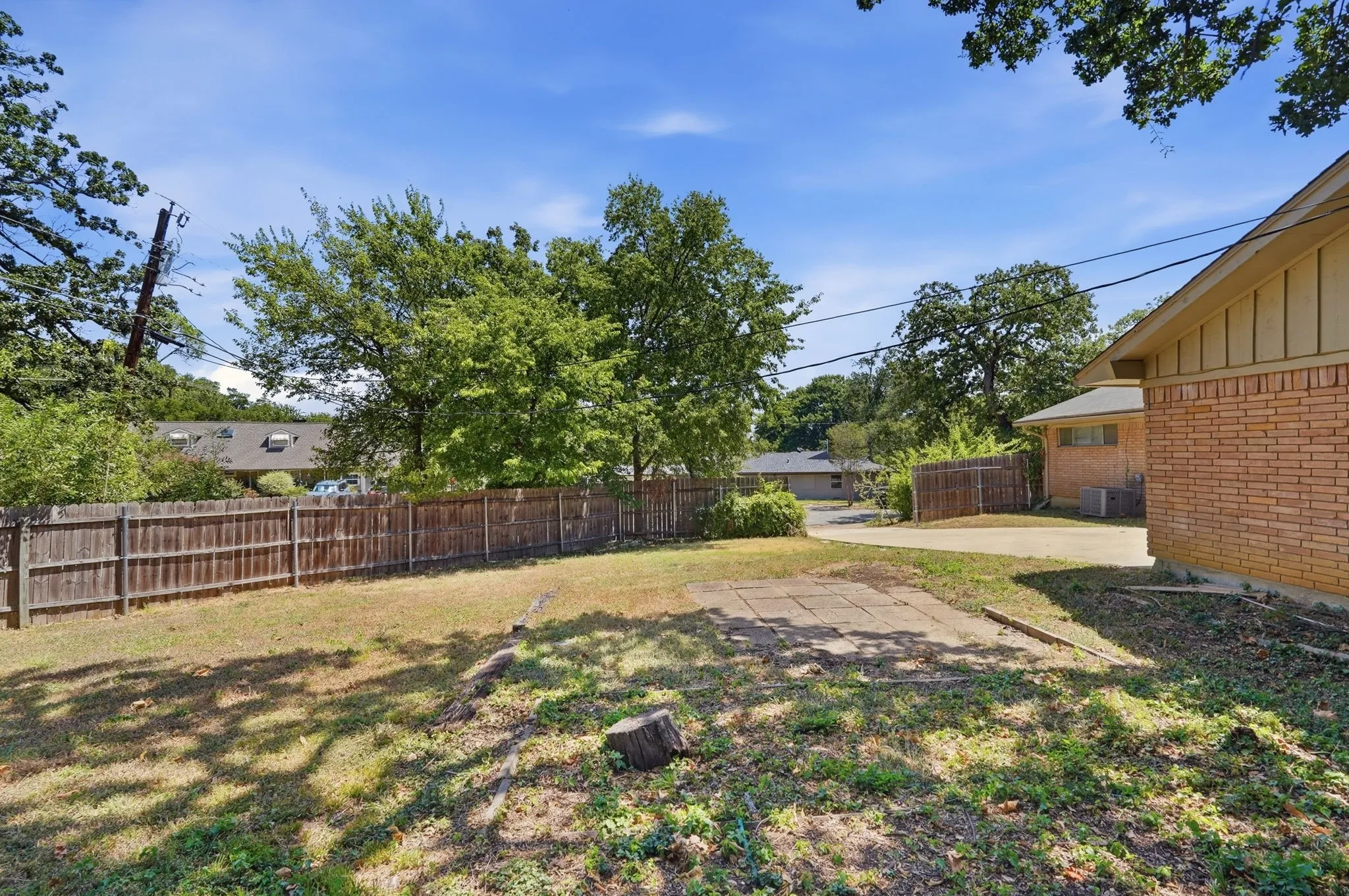 Single Family Residence For Sale in Dallas County , 417 Lakeside Drive, Irving, Texas 75062, 4 Bedroom, 2 Bathroom, 2 Garage spaces, 1,821 Sqft, built in 1965, mls#21358149, Real Estate Agent in Irving, Homes For Sale in Dallas county, Homes For Sale in Irving, Realtor in Irving Texas, Real Estate Brokerage Independent Realty Texas, Luminita Cordes Realtor