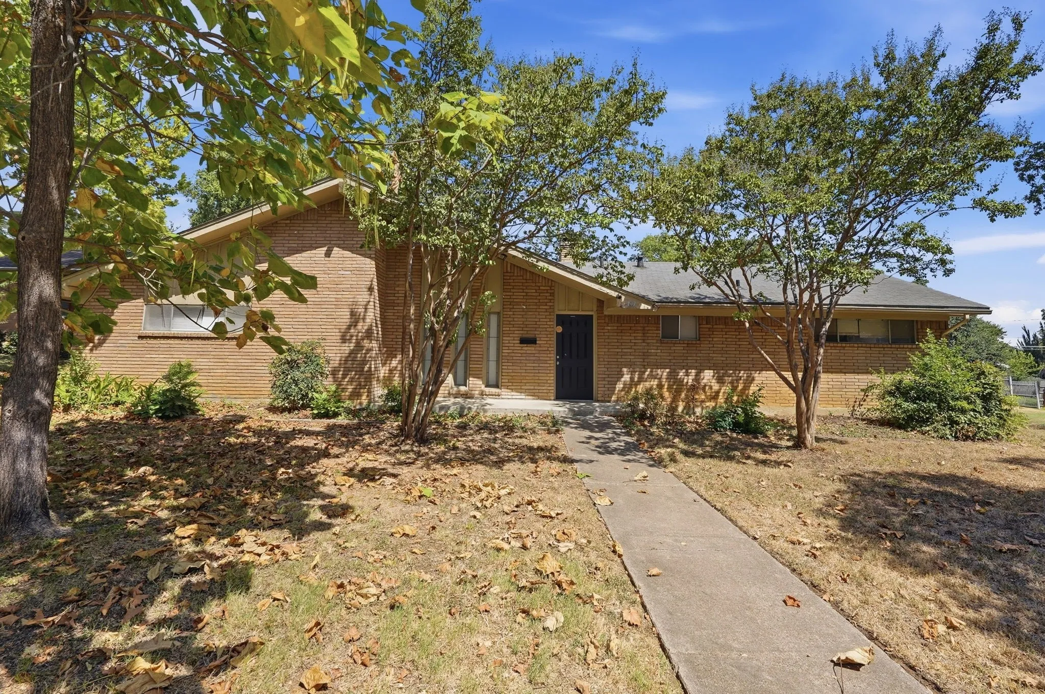 Single Family Residence For Sale in Dallas County , 417 Lakeside Drive, Irving, Texas 75062, 4 Bedroom, 2 Bathroom, 2 Garage spaces, 1,821 Sqft, built in 1965, mls#21358149, Real Estate Agent in Irving, Homes For Sale in Dallas county, Homes For Sale in Irving, Realtor in Irving Texas, Real Estate Brokerage Independent Realty Texas, Luminita Cordes Realtor