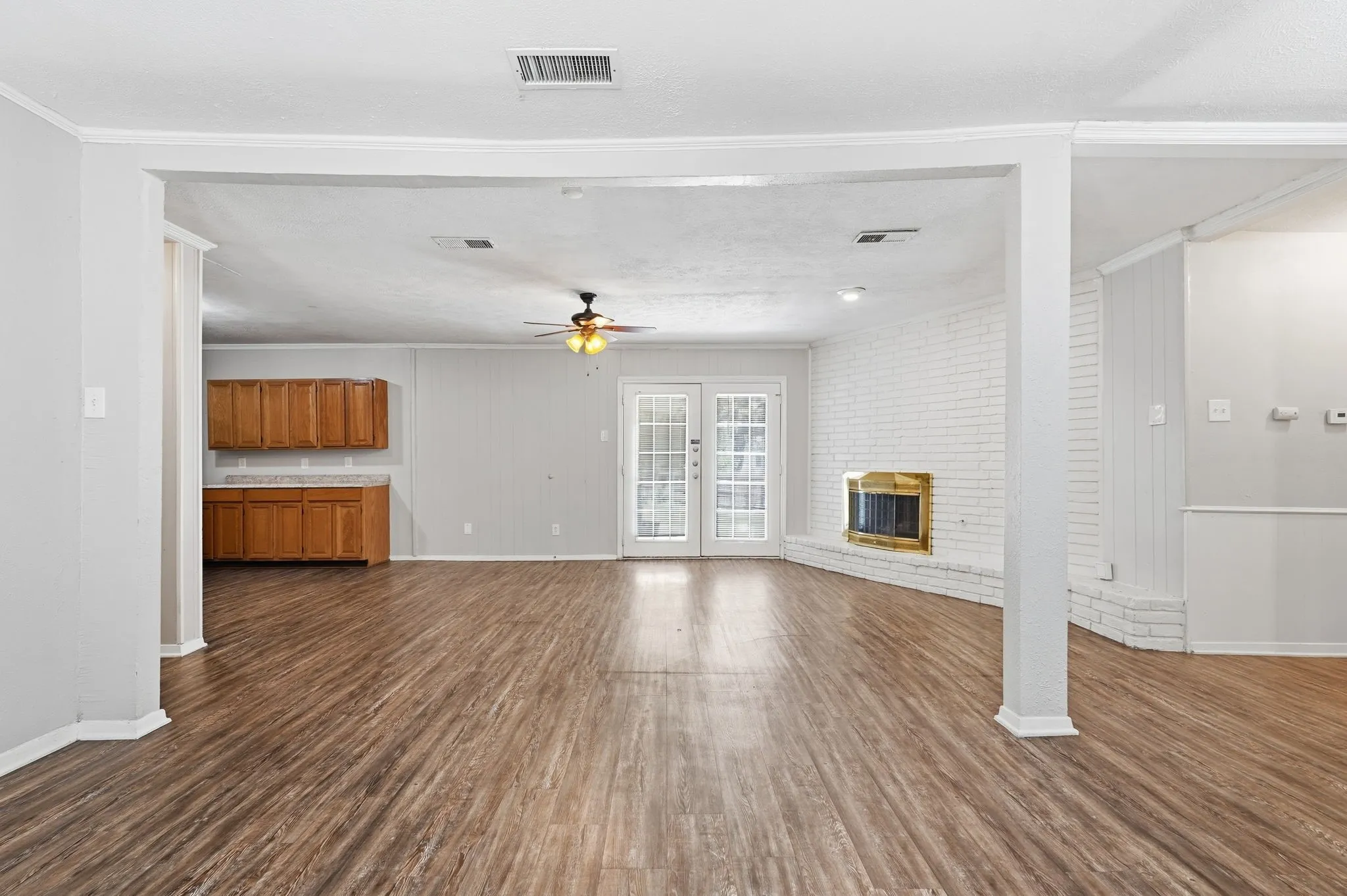 Single Family Residence For Sale in Dallas County , 417 Lakeside Drive, Irving, Texas 75062, 4 Bedroom, 2 Bathroom, 2 Garage spaces, 1,821 Sqft, built in 1965, mls#21358149, Real Estate Agent in Irving, Homes For Sale in Dallas county, Homes For Sale in Irving, Realtor in Irving Texas, Real Estate Brokerage Independent Realty Texas, Luminita Cordes Realtor