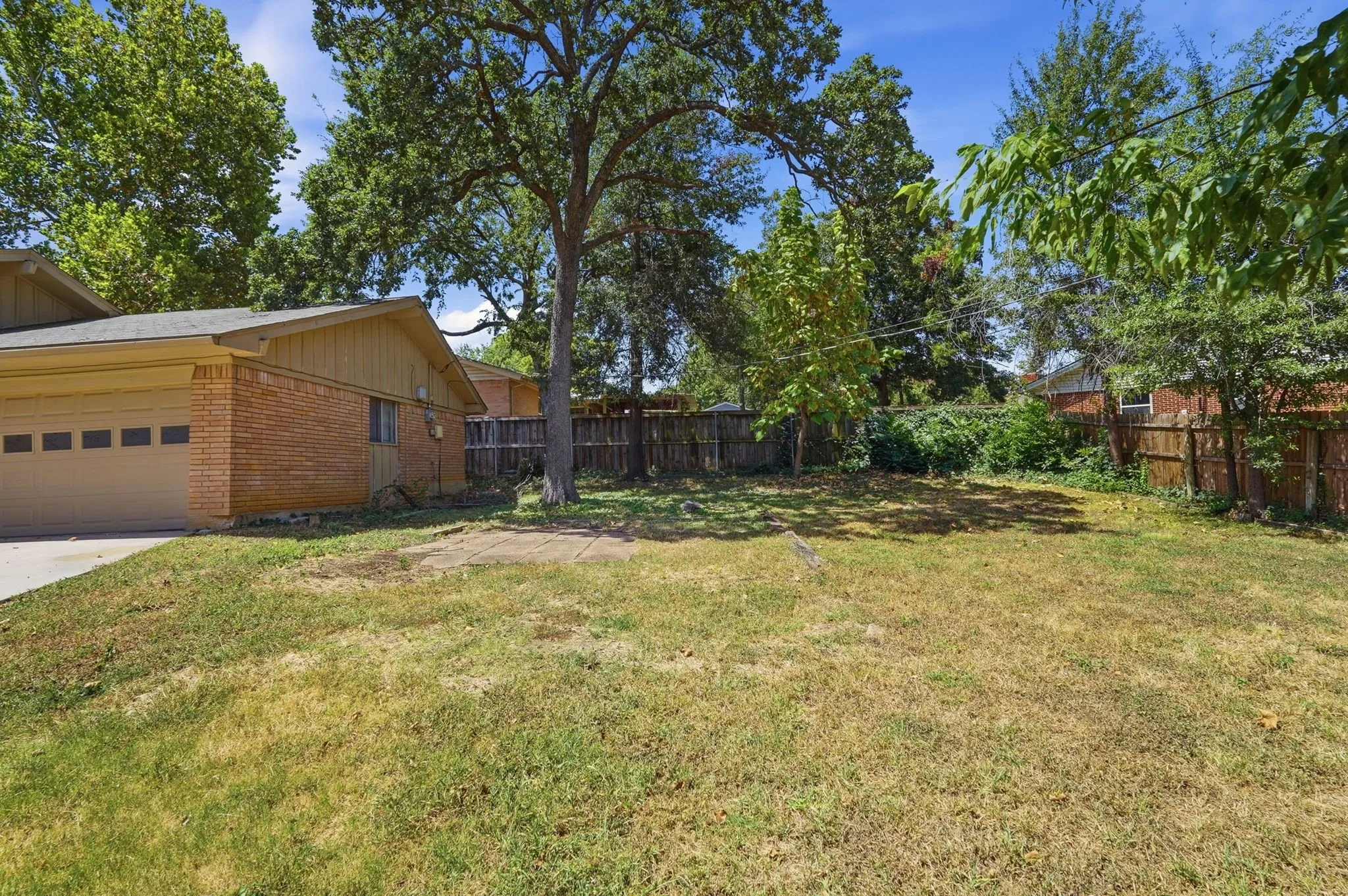 Single Family Residence For Sale in Dallas County , 417 Lakeside Drive, Irving, Texas 75062, 4 Bedroom, 2 Bathroom, 2 Garage spaces, 1,821 Sqft, built in 1965, mls#21358149, Real Estate Agent in Irving, Homes For Sale in Dallas county, Homes For Sale in Irving, Realtor in Irving Texas, Real Estate Brokerage Independent Realty Texas, Luminita Cordes Realtor
