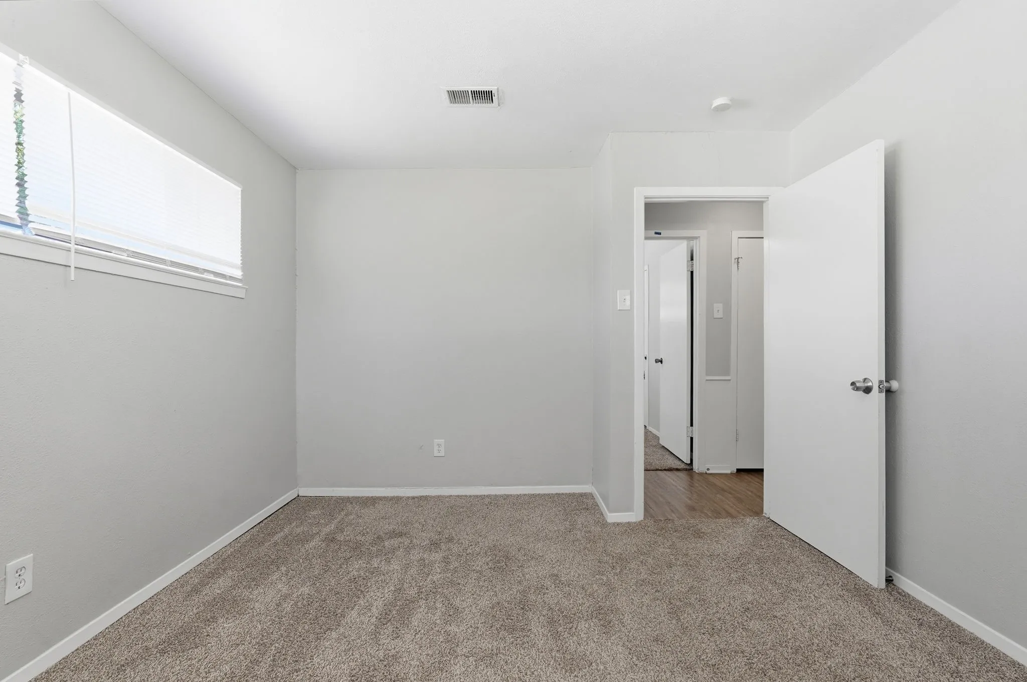 Single Family Residence For Sale in Dallas County , 417 Lakeside Drive, Irving, Texas 75062, 4 Bedroom, 2 Bathroom, 2 Garage spaces, 1,821 Sqft, built in 1965, mls#21358149, Real Estate Agent in Irving, Homes For Sale in Dallas county, Homes For Sale in Irving, Realtor in Irving Texas, Real Estate Brokerage Independent Realty Texas, Luminita Cordes Realtor
