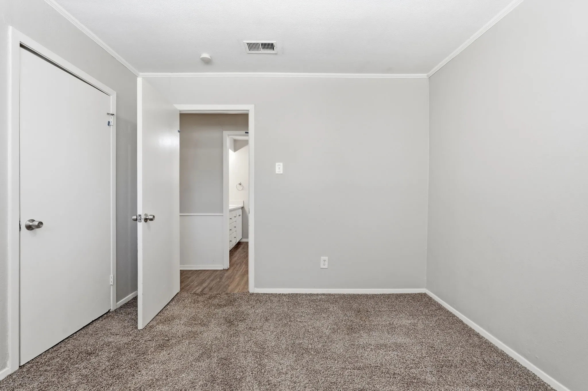 Single Family Residence For Sale in Dallas County , 417 Lakeside Drive, Irving, Texas 75062, 4 Bedroom, 2 Bathroom, 2 Garage spaces, 1,821 Sqft, built in 1965, mls#21358149, Real Estate Agent in Irving, Homes For Sale in Dallas county, Homes For Sale in Irving, Realtor in Irving Texas, Real Estate Brokerage Independent Realty Texas, Luminita Cordes Realtor