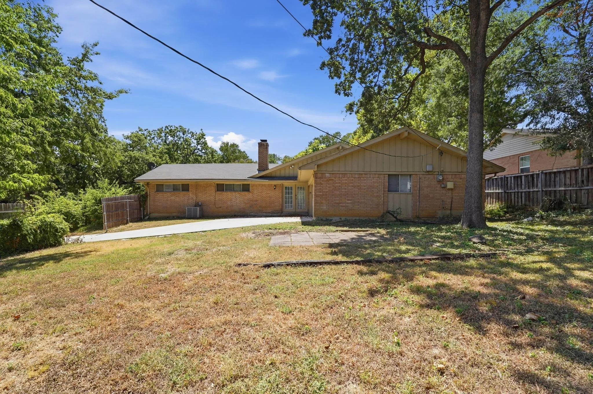 Single Family Residence For Sale in Dallas County , 417 Lakeside Drive, Irving, Texas 75062, 4 Bedroom, 2 Bathroom, 2 Garage spaces, 1,821 Sqft, built in 1965, mls#21358149, Real Estate Agent in Irving, Homes For Sale in Dallas county, Homes For Sale in Irving, Realtor in Irving Texas, Real Estate Brokerage Independent Realty Texas, Luminita Cordes Realtor