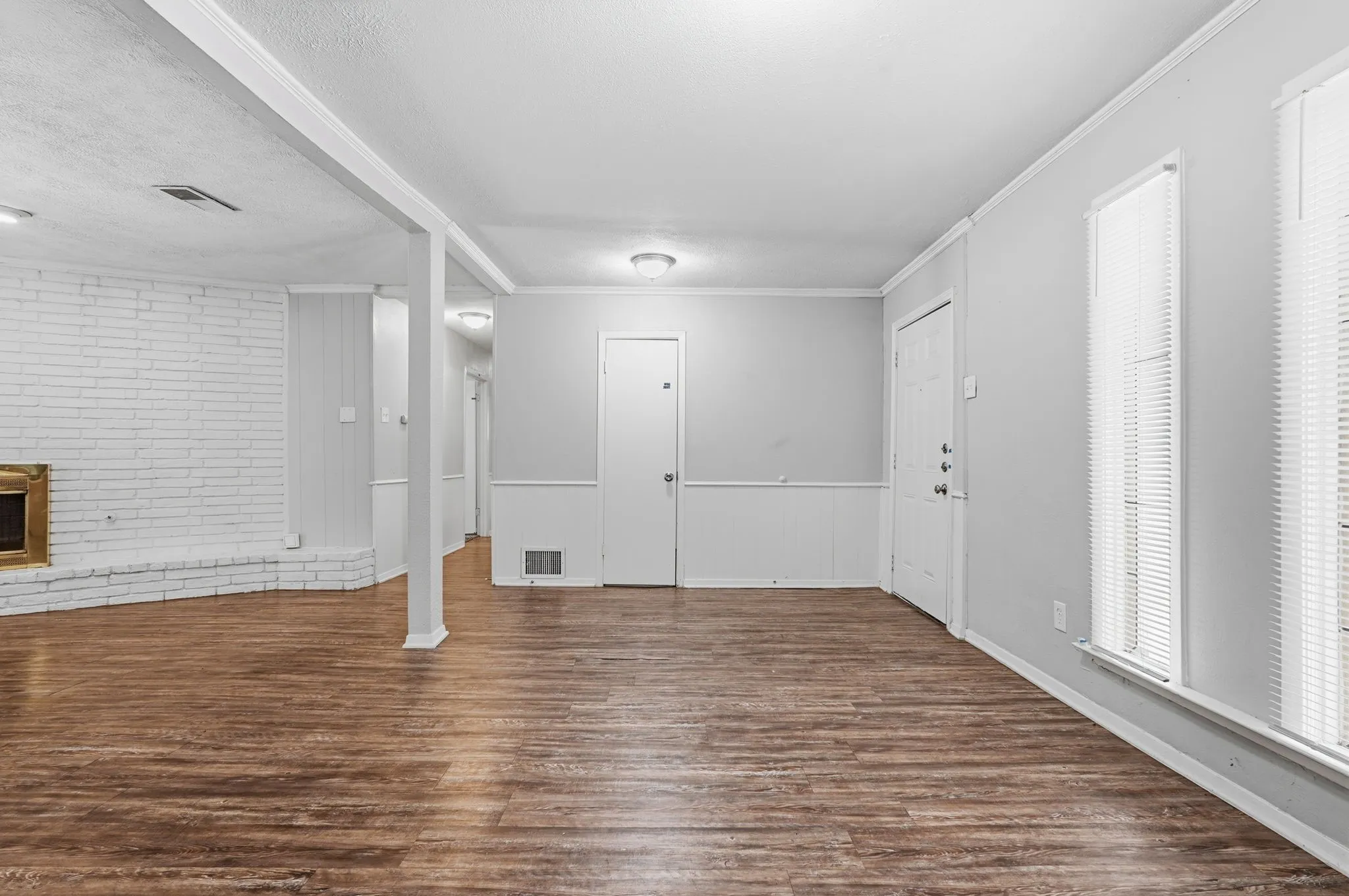 Single Family Residence For Sale in Dallas County , 417 Lakeside Drive, Irving, Texas 75062, 4 Bedroom, 2 Bathroom, 2 Garage spaces, 1,821 Sqft, built in 1965, mls#21358149, Real Estate Agent in Irving, Homes For Sale in Dallas county, Homes For Sale in Irving, Realtor in Irving Texas, Real Estate Brokerage Independent Realty Texas, Luminita Cordes Realtor