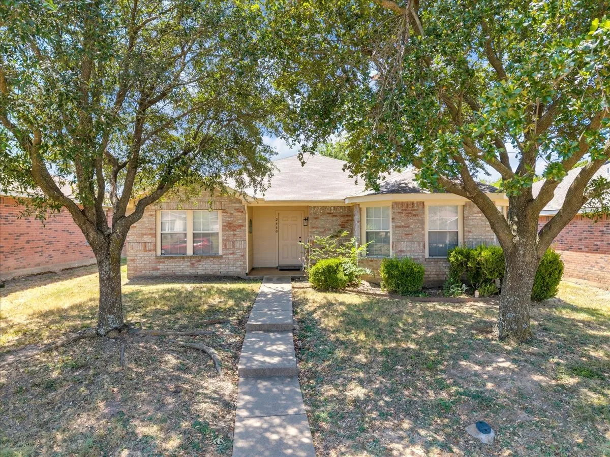 Single Family Residence For Sale in Dallas County , 2460 Mallory Lane, Lancaster, Texas 75134, 3 Bedroom, 2 Bathroom, 2 Garage spaces, 1,636 Sqft, built in 2001, mls#21359353, Real Estate Agent in Lancaster, Homes For Sale in Dallas county, Homes For Sale in Lancaster, Realtor in Lancaster Texas, Real Estate Brokerage Independent Realty Texas, Luminita Cordes Realtor