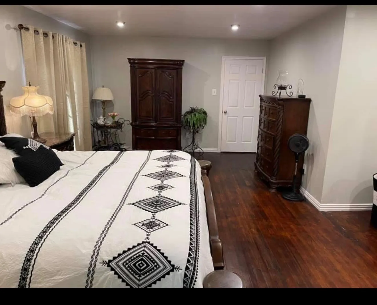 Recessed lighting, wood-finish flooring, paneled interior doors, and neutral wall tones