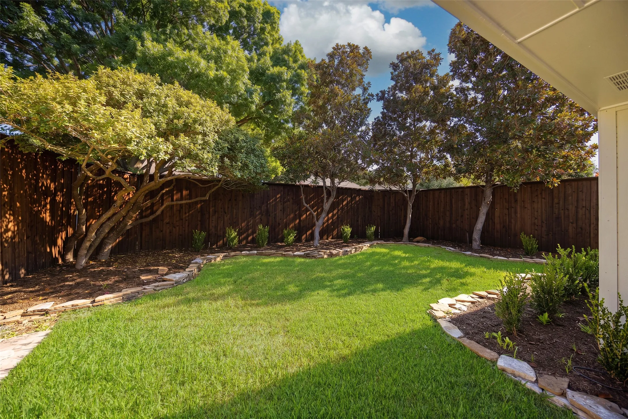 Single Family Residence For Sale in Dallas County , 15881 Nedra Way, Dallas, Texas 75248, 4 Bedroom, 3 Bathroom, 2 Garage spaces, 3,025 Sqft, built in 1978, mls#21359158, Real Estate Agent in Dallas, Homes For Sale in Dallas county, Homes For Sale in Dallas, Realtor in Dallas Texas, Real Estate Brokerage Independent Realty Texas, Luminita Cordes Realtor