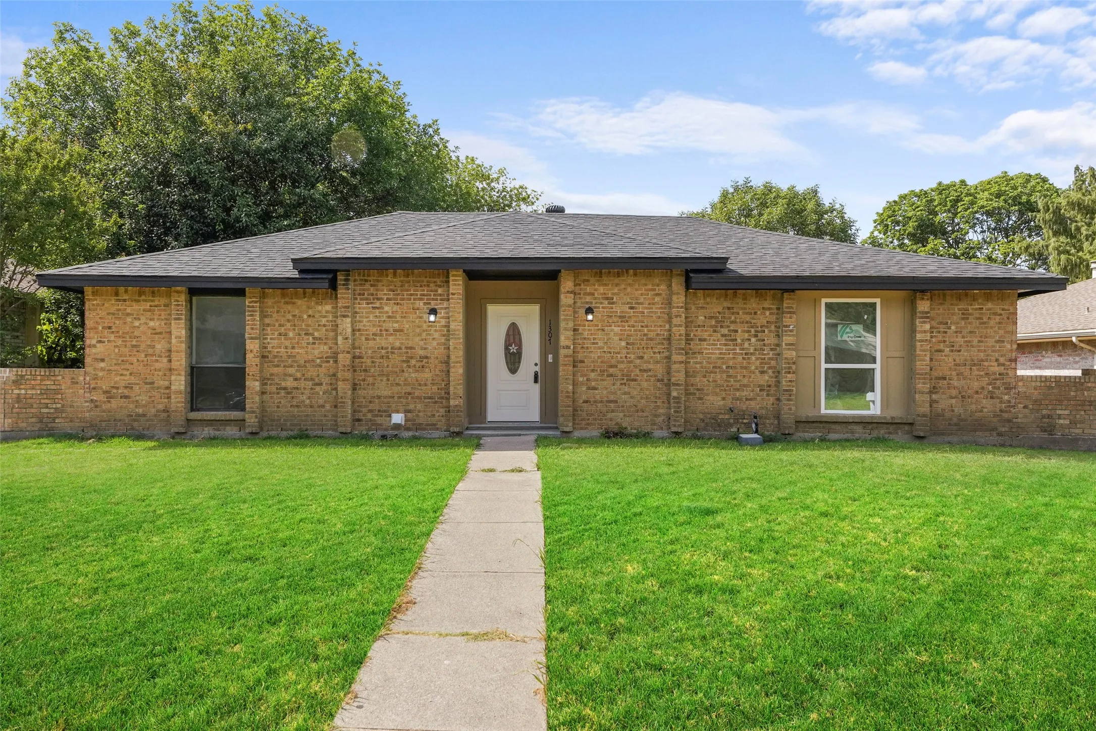 Single Family Residence For Sale in Dallas County , 1307 Reesling Drive, Mesquite, Texas 75150, 4 Bedroom, 2 Bathroom, Garage spaces, 1,934 Sqft, built in 1981, mls#21352025, Real Estate Agent in Mesquite, Homes For Sale in Dallas county, Homes For Sale in Mesquite, Realtor in Mesquite Texas, Real Estate Brokerage Independent Realty Texas, Luminita Cordes Realtor
