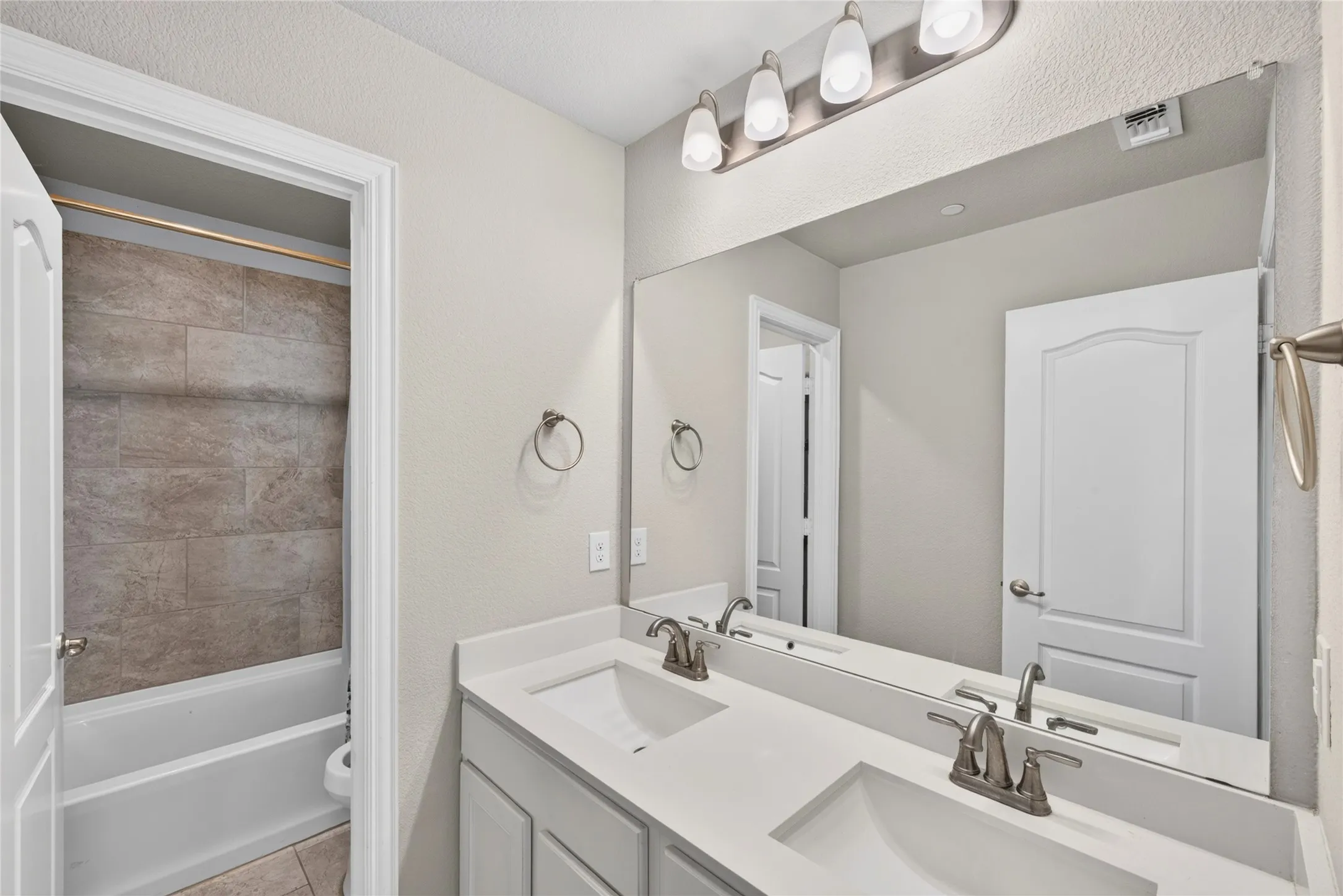 Townhouse For Rent in Denton County , 3533 Cricket Drive, Denton, Texas 76207, 3 Bedroom, 3 Bathroom, 2 Garage spaces, 1,750 Sqft, built in 2020, mls#21356598, Real Estate Agent in Denton, Homes For Rent in Denton county, Homes For Rent in Denton, Realtor in Denton Texas, Real Estate Brokerage Independent Realty Texas, Luminita Cordes Realtor
