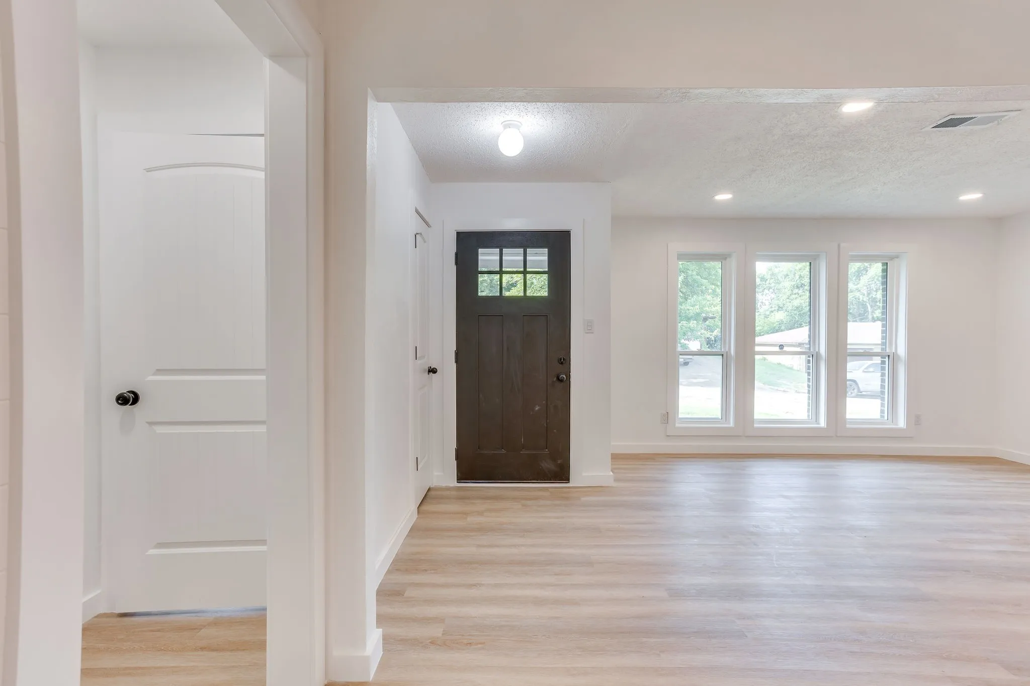 Single Family Residence For Sale in Tarrant County , 332 W Hallmark Drive, Fort Worth, Texas 76134, 3 Bedroom, 2 Bathroom, 2 Garage spaces, 1,350 Sqft, built in 1965, mls#21351455, Real Estate Agent in Fort Worth, Homes For Sale in Tarrant county, Homes For Sale in Fort Worth, Realtor in Fort Worth Texas, Real Estate Brokerage Independent Realty Texas, Luminita Cordes Realtor