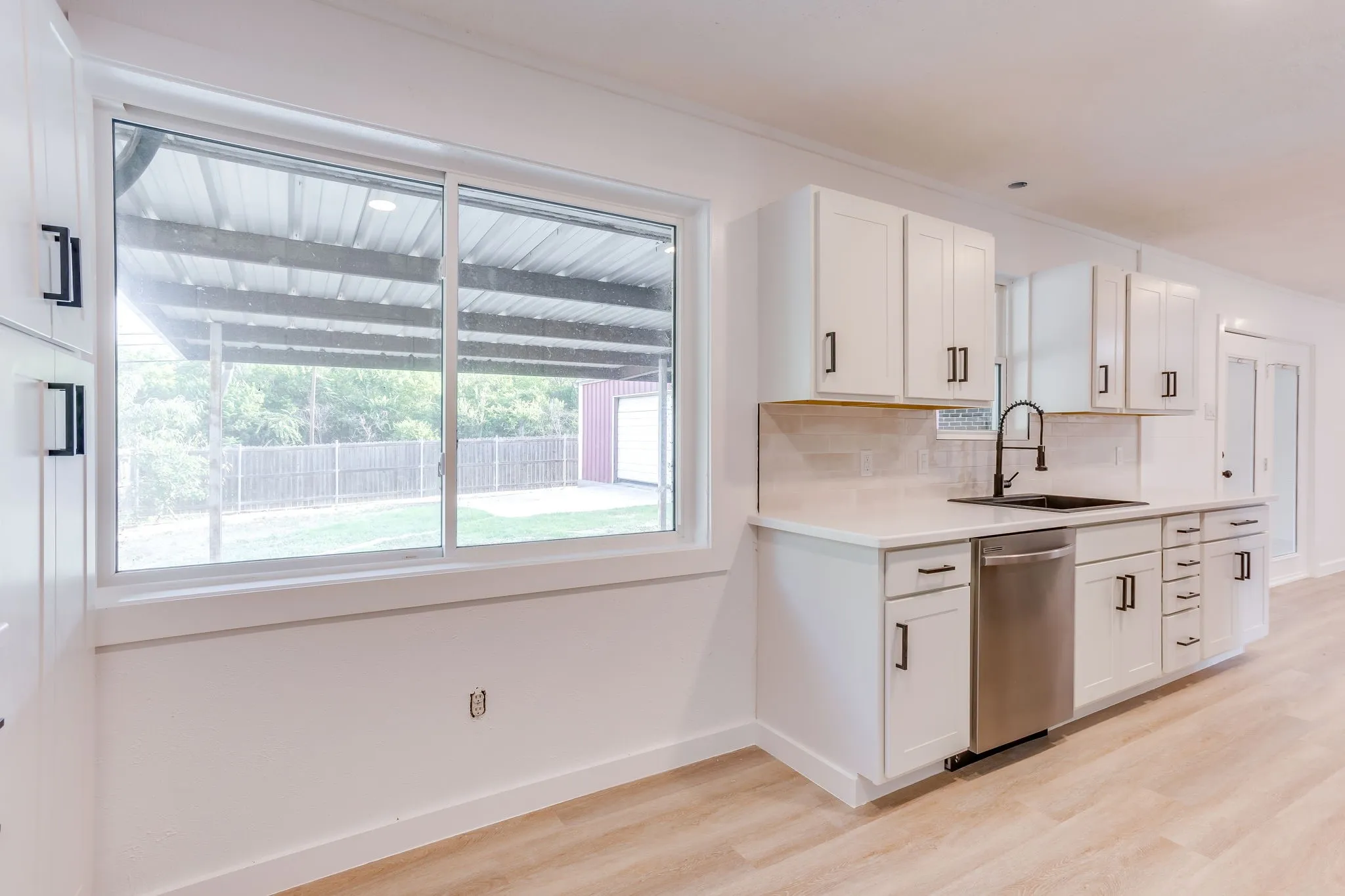 Single Family Residence For Sale in Tarrant County , 332 W Hallmark Drive, Fort Worth, Texas 76134, 3 Bedroom, 2 Bathroom, 2 Garage spaces, 1,350 Sqft, built in 1965, mls#21351455, Real Estate Agent in Fort Worth, Homes For Sale in Tarrant county, Homes For Sale in Fort Worth, Realtor in Fort Worth Texas, Real Estate Brokerage Independent Realty Texas, Luminita Cordes Realtor