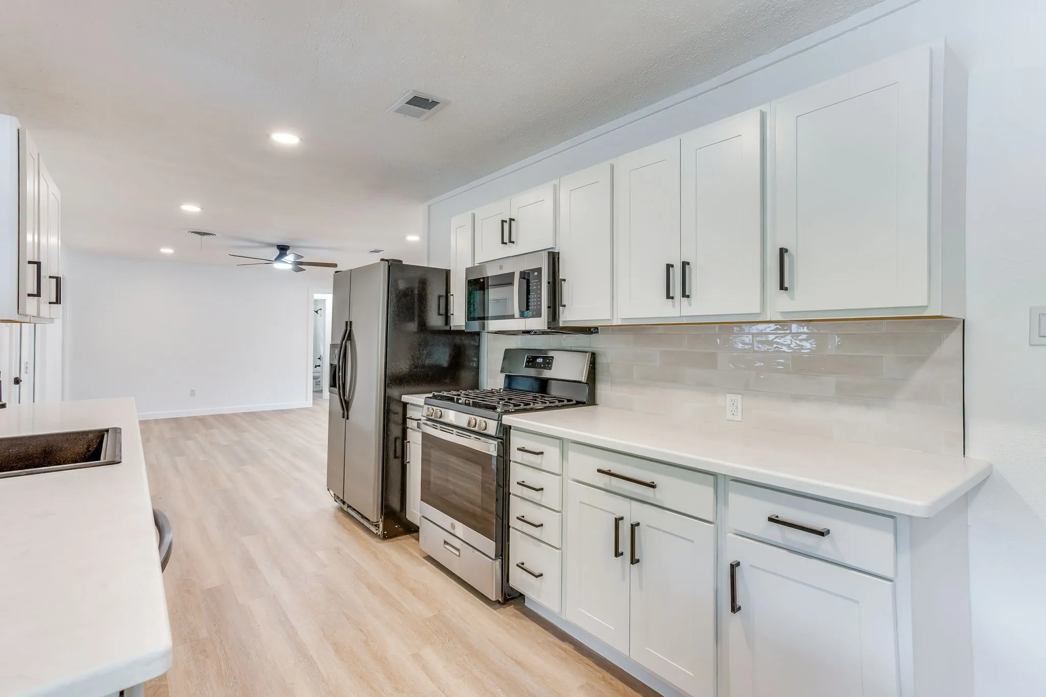 Single Family Residence For Sale in Tarrant County , 332 W Hallmark Drive, Fort Worth, Texas 76134, 3 Bedroom, 2 Bathroom, 2 Garage spaces, 1,350 Sqft, built in 1965, mls#21351455, Real Estate Agent in Fort Worth, Homes For Sale in Tarrant county, Homes For Sale in Fort Worth, Realtor in Fort Worth Texas, Real Estate Brokerage Independent Realty Texas, Luminita Cordes Realtor