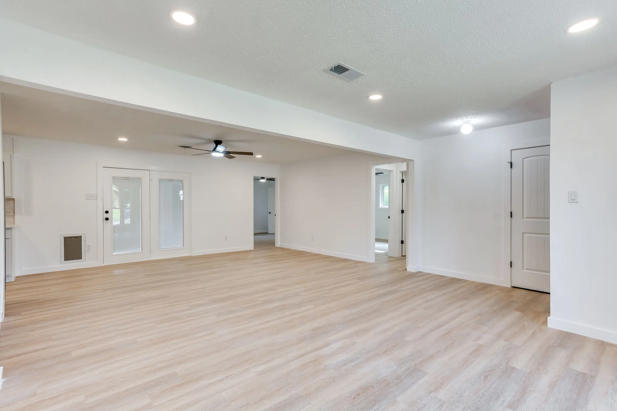 Single Family Residence For Sale in Tarrant County , 332 W Hallmark Drive, Fort Worth, Texas 76134, 3 Bedroom, 2 Bathroom, 2 Garage spaces, 1,350 Sqft, built in 1965, mls#21351455, Real Estate Agent in Fort Worth, Homes For Sale in Tarrant county, Homes For Sale in Fort Worth, Realtor in Fort Worth Texas, Real Estate Brokerage Independent Realty Texas, Luminita Cordes Realtor