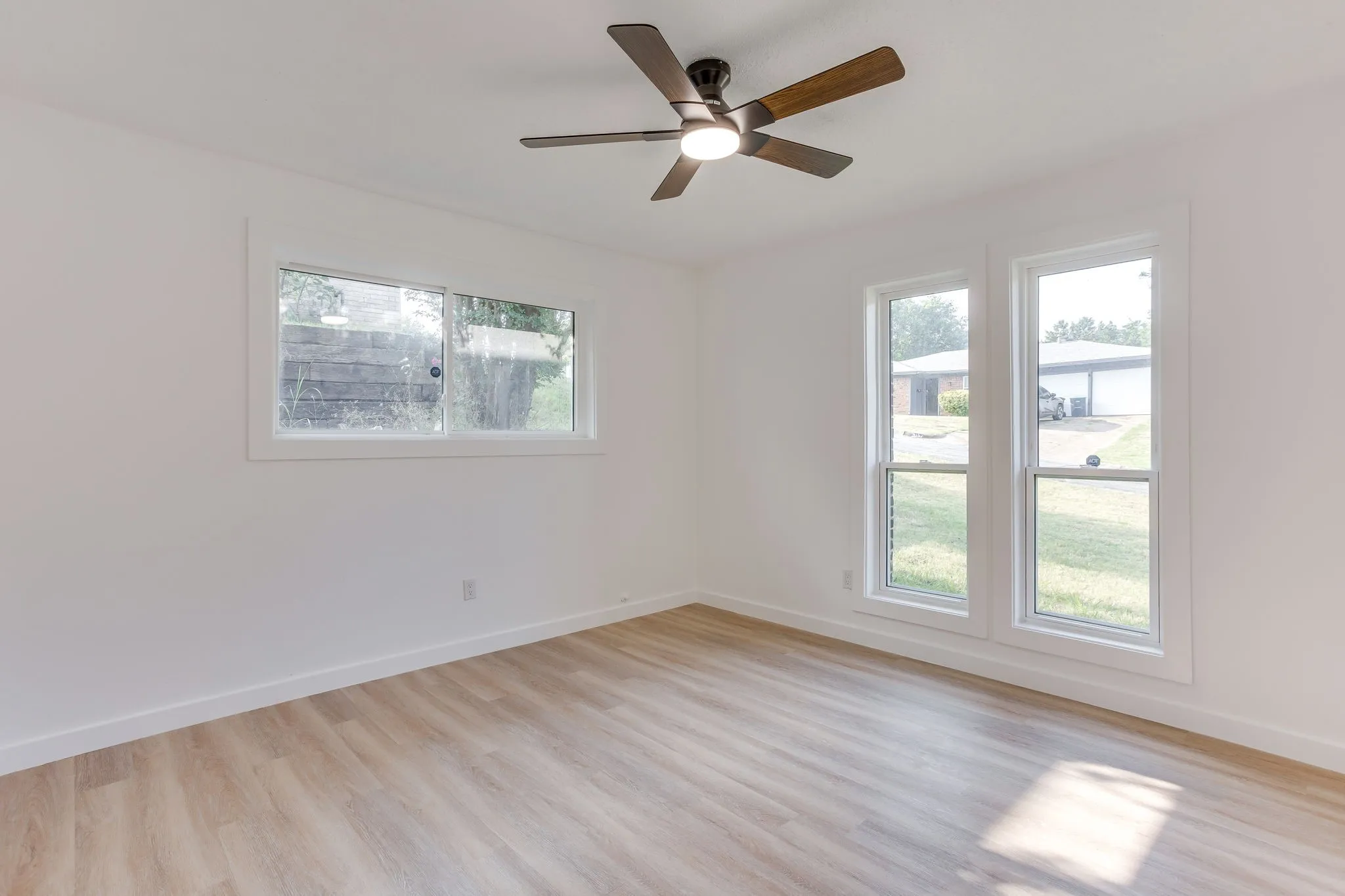 Single Family Residence For Sale in Tarrant County , 332 W Hallmark Drive, Fort Worth, Texas 76134, 3 Bedroom, 2 Bathroom, 2 Garage spaces, 1,350 Sqft, built in 1965, mls#21351455, Real Estate Agent in Fort Worth, Homes For Sale in Tarrant county, Homes For Sale in Fort Worth, Realtor in Fort Worth Texas, Real Estate Brokerage Independent Realty Texas, Luminita Cordes Realtor