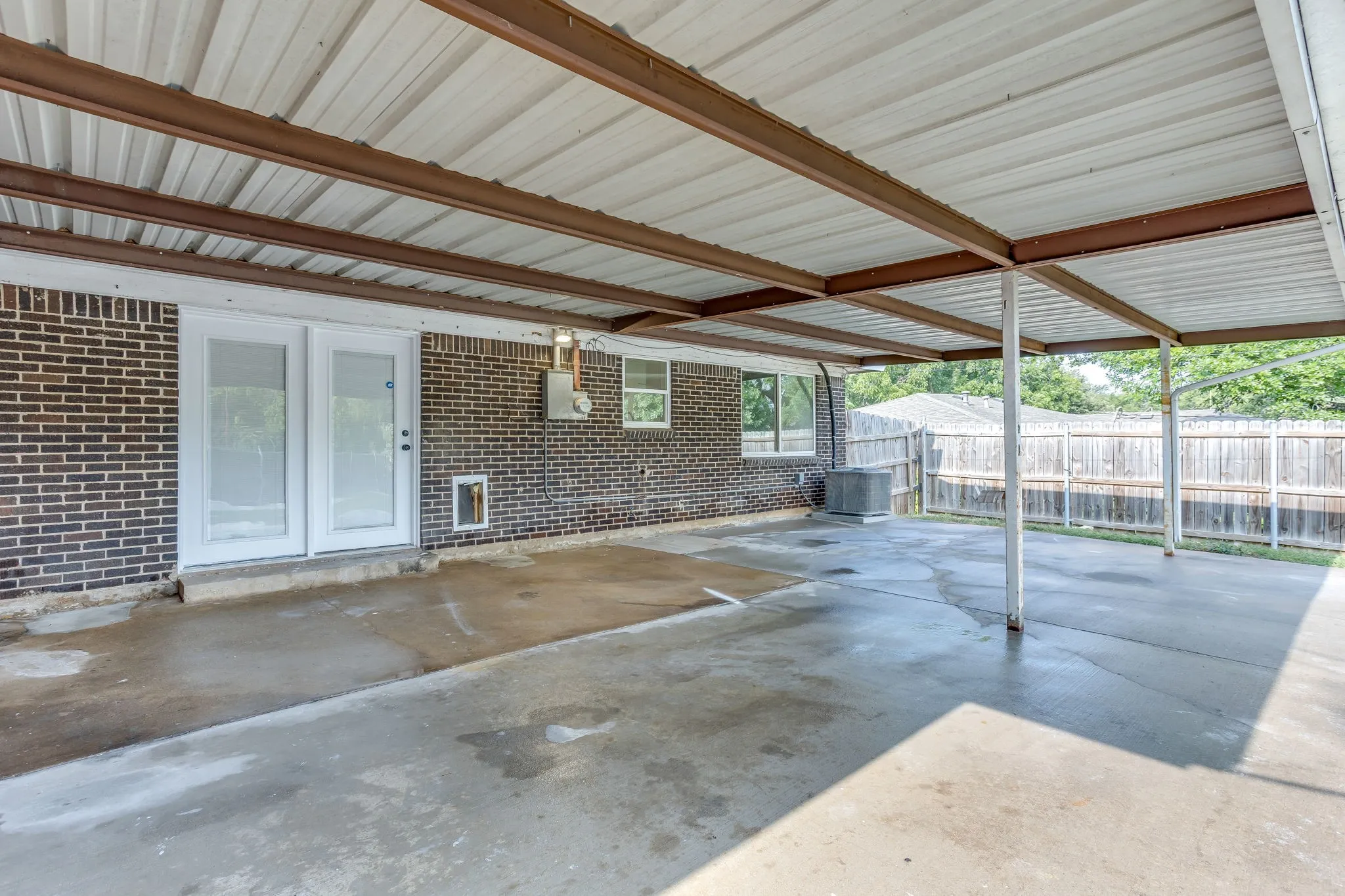 Single Family Residence For Sale in Tarrant County , 332 W Hallmark Drive, Fort Worth, Texas 76134, 3 Bedroom, 2 Bathroom, 2 Garage spaces, 1,350 Sqft, built in 1965, mls#21351455, Real Estate Agent in Fort Worth, Homes For Sale in Tarrant county, Homes For Sale in Fort Worth, Realtor in Fort Worth Texas, Real Estate Brokerage Independent Realty Texas, Luminita Cordes Realtor
