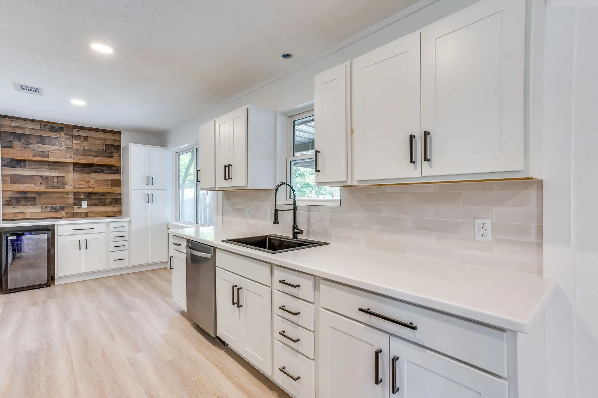 Single Family Residence For Sale in Tarrant County , 332 W Hallmark Drive, Fort Worth, Texas 76134, 3 Bedroom, 2 Bathroom, 2 Garage spaces, 1,350 Sqft, built in 1965, mls#21351455, Real Estate Agent in Fort Worth, Homes For Sale in Tarrant county, Homes For Sale in Fort Worth, Realtor in Fort Worth Texas, Real Estate Brokerage Independent Realty Texas, Luminita Cordes Realtor