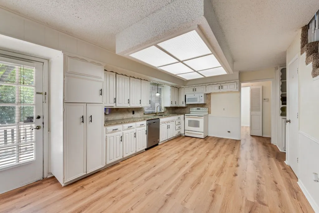 Single Family Residence For Rent in Tarrant County , 2119 Wilson Drive, Arlington, Texas 76011, 3 Bedroom, 2 Bathroom, 2 Garage spaces, 2,517 Sqft, built in 1974, mls#21354983, Real Estate Agent in Arlington, Homes For Rent in Tarrant county, Homes For Rent in Arlington, Realtor in Arlington Texas, Real Estate Brokerage Independent Realty Texas, Luminita Cordes Realtor
