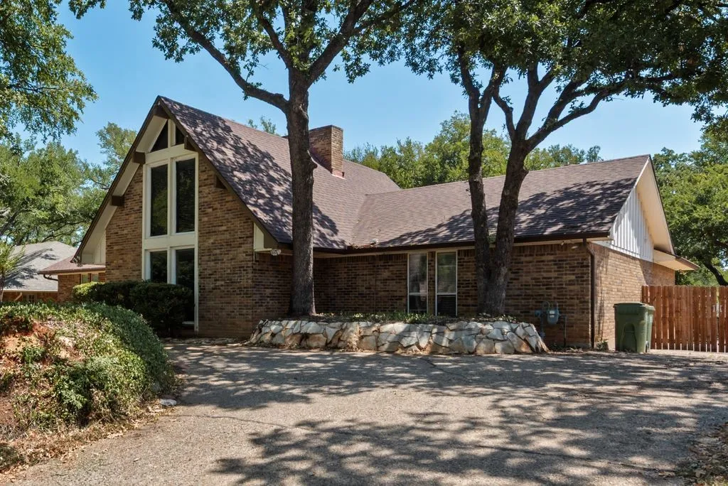 Single Family Residence For Rent in Tarrant County , 2119 Wilson Drive, Arlington, Texas 76011, 3 Bedroom, 2 Bathroom, 2 Garage spaces, 2,517 Sqft, built in 1974, mls#21354983, Real Estate Agent in Arlington, Homes For Rent in Tarrant county, Homes For Rent in Arlington, Realtor in Arlington Texas, Real Estate Brokerage Independent Realty Texas, Luminita Cordes Realtor