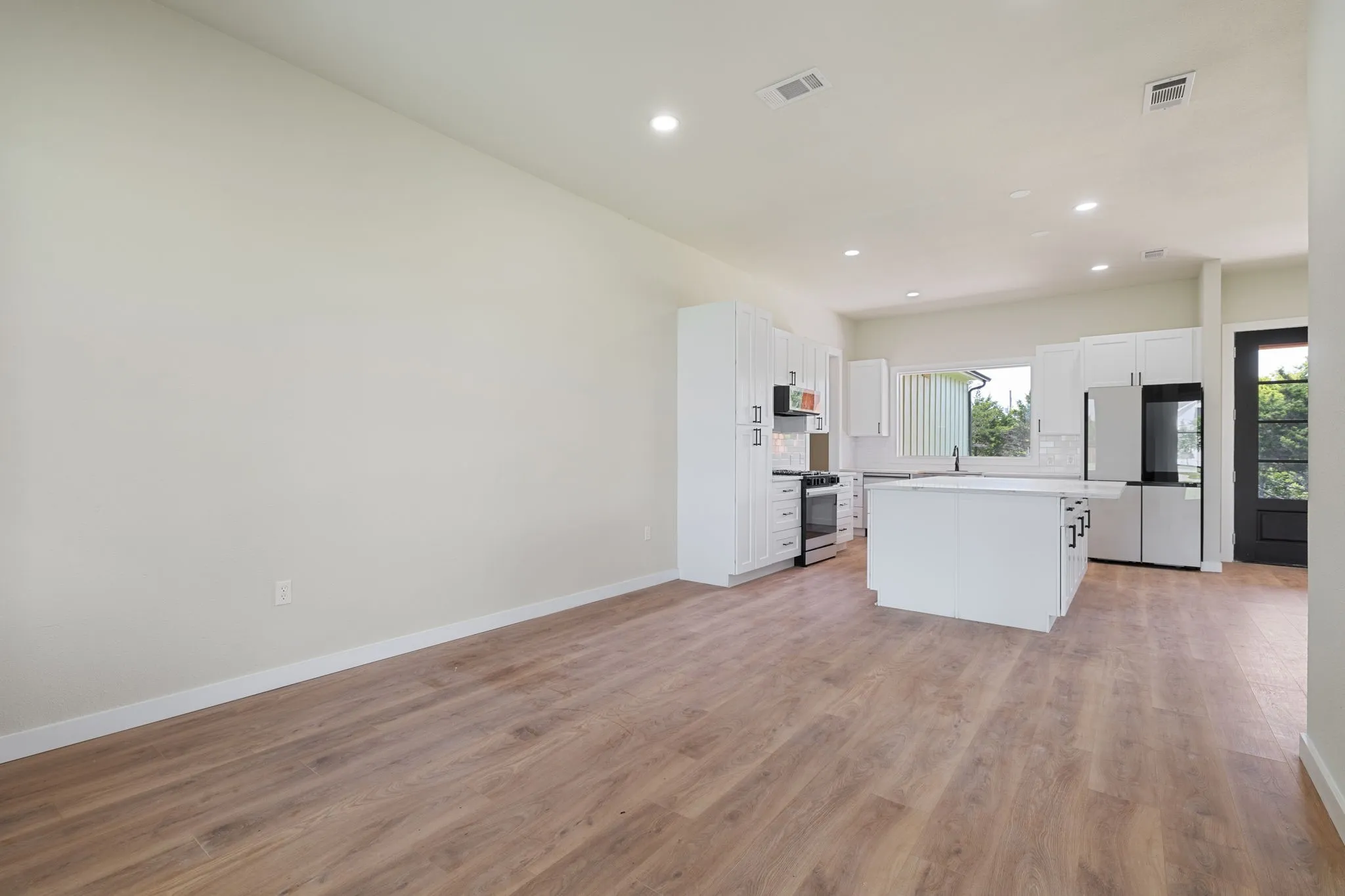Single Family Residence For Sale in Ellis County , 3051 Stonebriar Drive, Waxahachie, Texas 75165, 4 Bedroom, 3 Bathroom, 3 Garage spaces, 3,900 Sqft, built in 2025, mls#21358770, Real Estate Agent in Waxahachie, Homes For Sale in Ellis county, Homes For Sale in Waxahachie, Realtor in Waxahachie Texas, Real Estate Brokerage Independent Realty Texas, Luminita Cordes Realtor