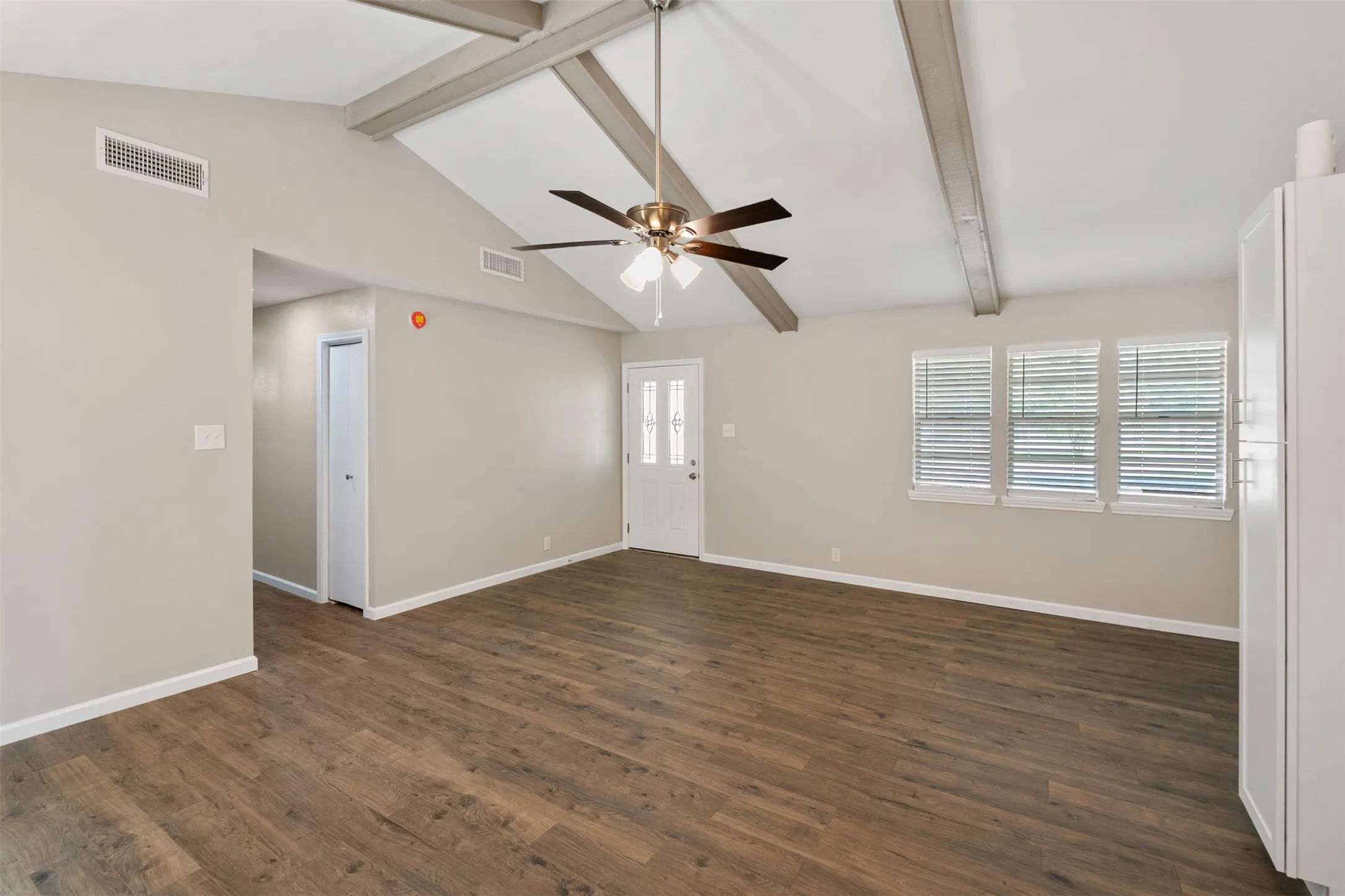 Single Family Residence For Sale in Henderson County , 110 Meadowood Road, Enchanted Oaks, Texas 75156, 3 Bedroom, 2 Bathroom, 2 Garage spaces, 1,100 Sqft, built in 1973, mls#21357712, Real Estate Agent in Enchanted Oaks, Homes For Sale in Henderson county, Homes For Sale in Enchanted Oaks, Realtor in Enchanted Oaks Texas, Real Estate Brokerage Independent Realty Texas, Luminita Cordes Realtor