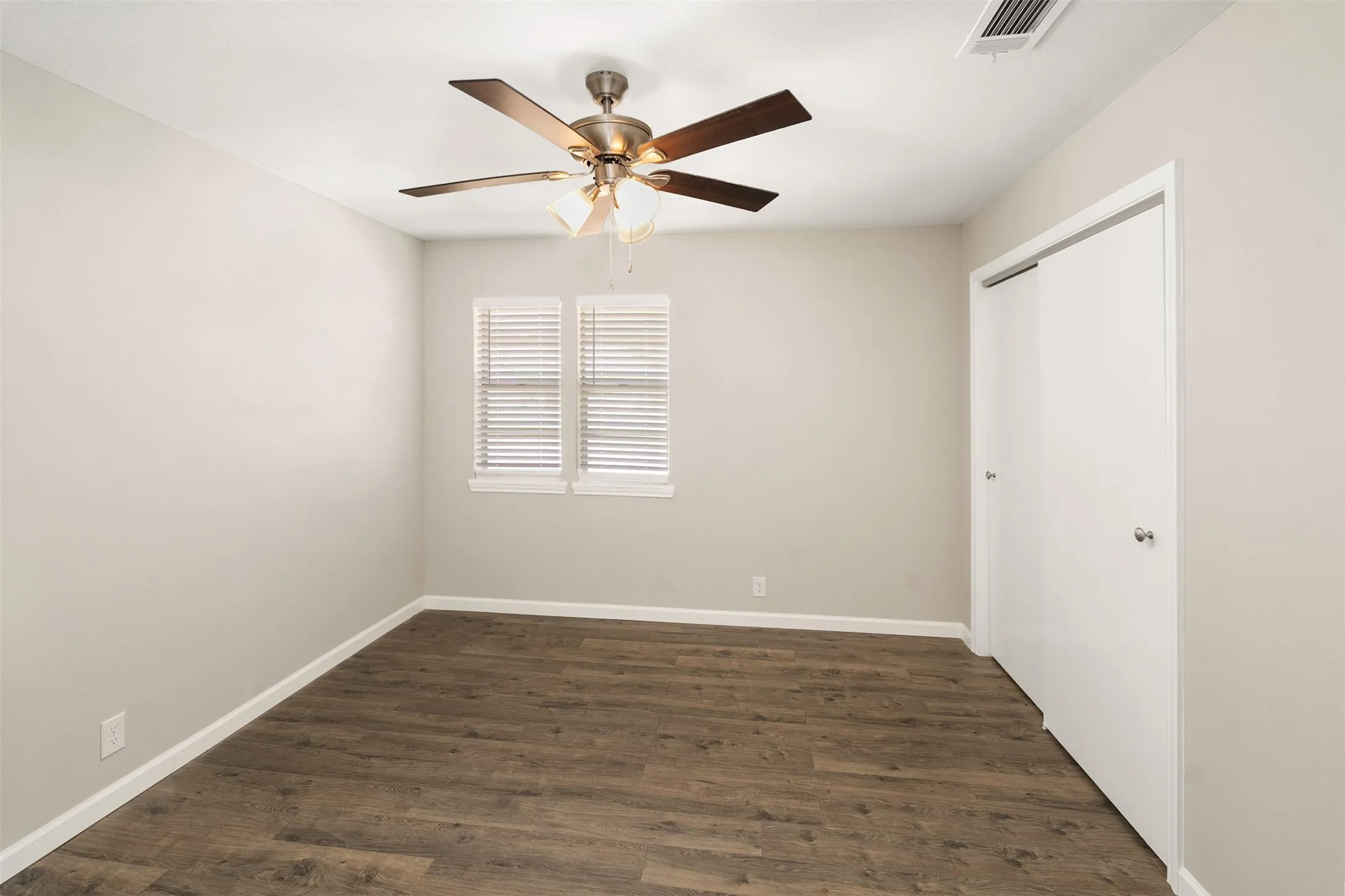 Single Family Residence For Sale in Henderson County , 110 Meadowood Road, Enchanted Oaks, Texas 75156, 3 Bedroom, 2 Bathroom, 2 Garage spaces, 1,100 Sqft, built in 1973, mls#21357712, Real Estate Agent in Enchanted Oaks, Homes For Sale in Henderson county, Homes For Sale in Enchanted Oaks, Realtor in Enchanted Oaks Texas, Real Estate Brokerage Independent Realty Texas, Luminita Cordes Realtor