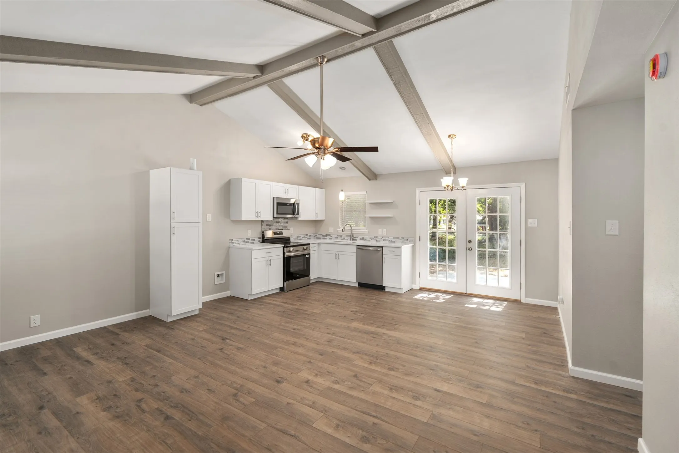 Single Family Residence For Sale in Henderson County , 110 Meadowood Road, Enchanted Oaks, Texas 75156, 3 Bedroom, 2 Bathroom, 2 Garage spaces, 1,100 Sqft, built in 1973, mls#21357712, Real Estate Agent in Enchanted Oaks, Homes For Sale in Henderson county, Homes For Sale in Enchanted Oaks, Realtor in Enchanted Oaks Texas, Real Estate Brokerage Independent Realty Texas, Luminita Cordes Realtor