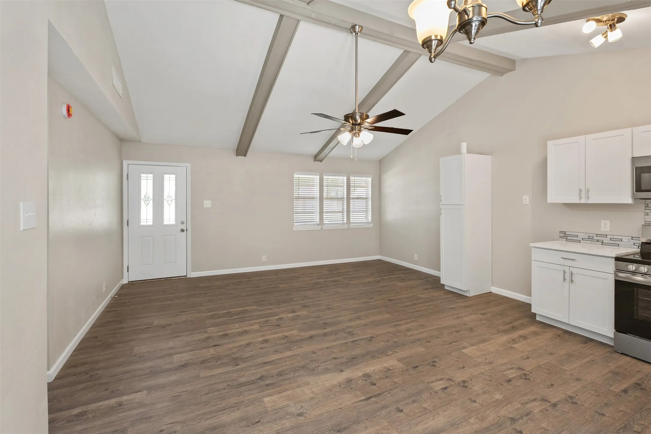 Single Family Residence For Sale in Henderson County , 110 Meadowood Road, Enchanted Oaks, Texas 75156, 3 Bedroom, 2 Bathroom, 2 Garage spaces, 1,100 Sqft, built in 1973, mls#21357712, Real Estate Agent in Enchanted Oaks, Homes For Sale in Henderson county, Homes For Sale in Enchanted Oaks, Realtor in Enchanted Oaks Texas, Real Estate Brokerage Independent Realty Texas, Luminita Cordes Realtor