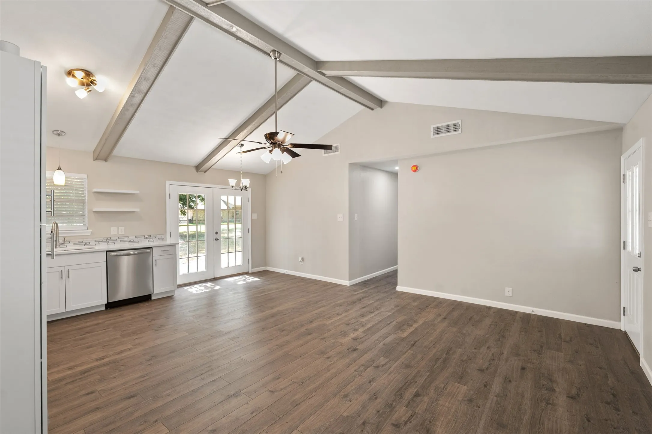 Single Family Residence For Sale in Henderson County , 110 Meadowood Road, Enchanted Oaks, Texas 75156, 3 Bedroom, 2 Bathroom, 2 Garage spaces, 1,100 Sqft, built in 1973, mls#21357712, Real Estate Agent in Enchanted Oaks, Homes For Sale in Henderson county, Homes For Sale in Enchanted Oaks, Realtor in Enchanted Oaks Texas, Real Estate Brokerage Independent Realty Texas, Luminita Cordes Realtor