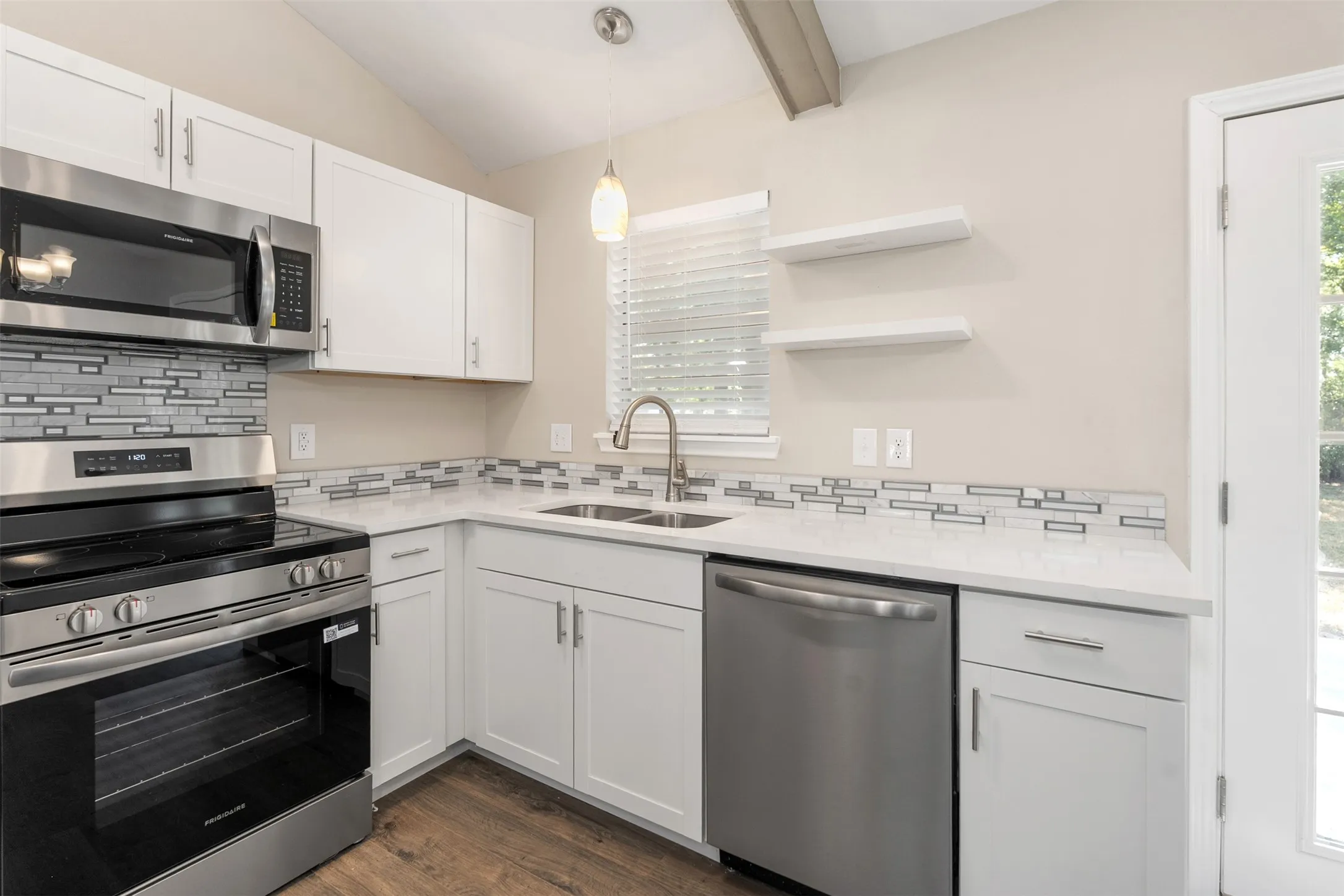 Single Family Residence For Sale in Henderson County , 110 Meadowood Road, Enchanted Oaks, Texas 75156, 3 Bedroom, 2 Bathroom, 2 Garage spaces, 1,100 Sqft, built in 1973, mls#21357712, Real Estate Agent in Enchanted Oaks, Homes For Sale in Henderson county, Homes For Sale in Enchanted Oaks, Realtor in Enchanted Oaks Texas, Real Estate Brokerage Independent Realty Texas, Luminita Cordes Realtor