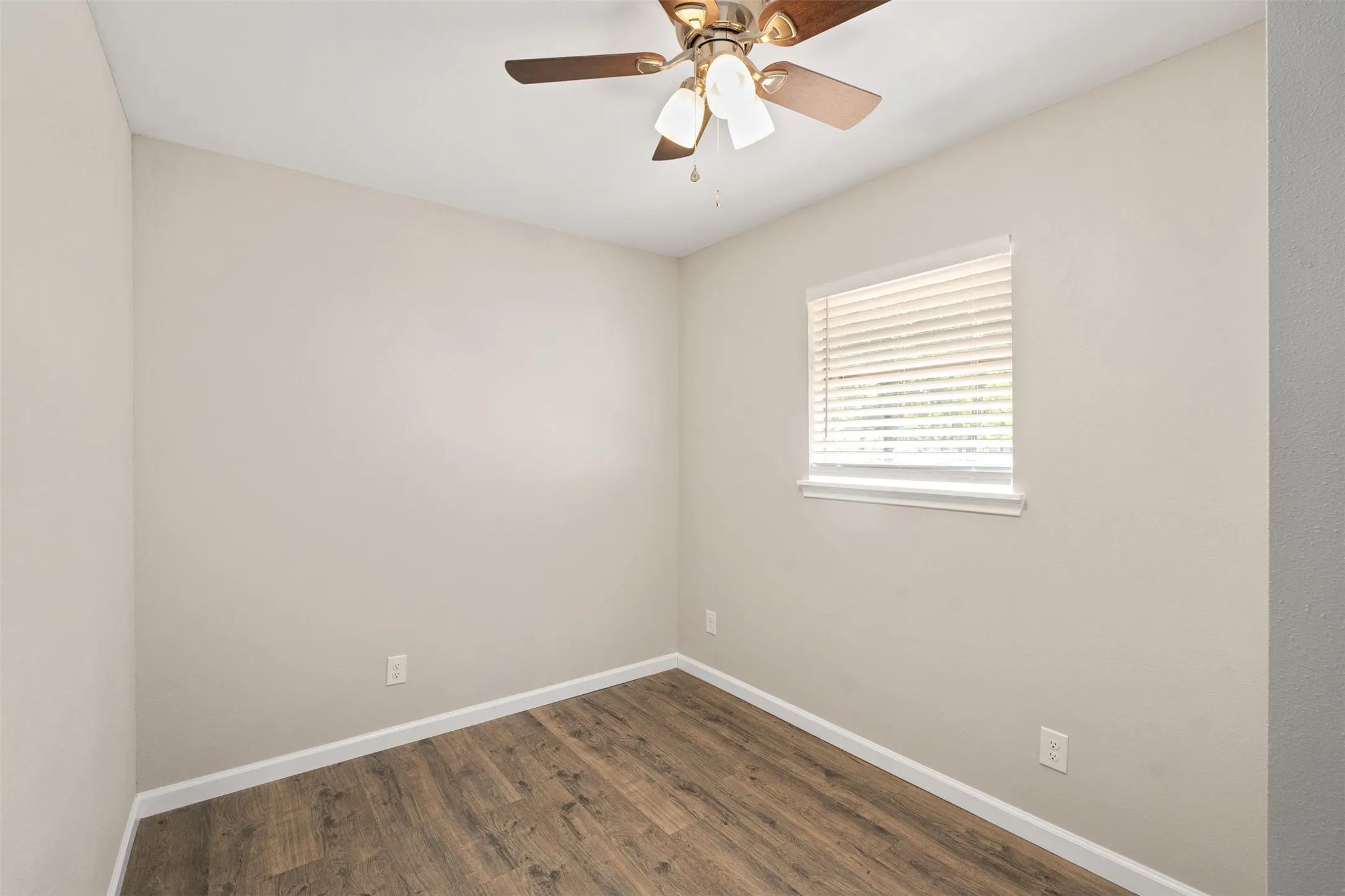 Single Family Residence For Sale in Henderson County , 110 Meadowood Road, Enchanted Oaks, Texas 75156, 3 Bedroom, 2 Bathroom, 2 Garage spaces, 1,100 Sqft, built in 1973, mls#21357712, Real Estate Agent in Enchanted Oaks, Homes For Sale in Henderson county, Homes For Sale in Enchanted Oaks, Realtor in Enchanted Oaks Texas, Real Estate Brokerage Independent Realty Texas, Luminita Cordes Realtor