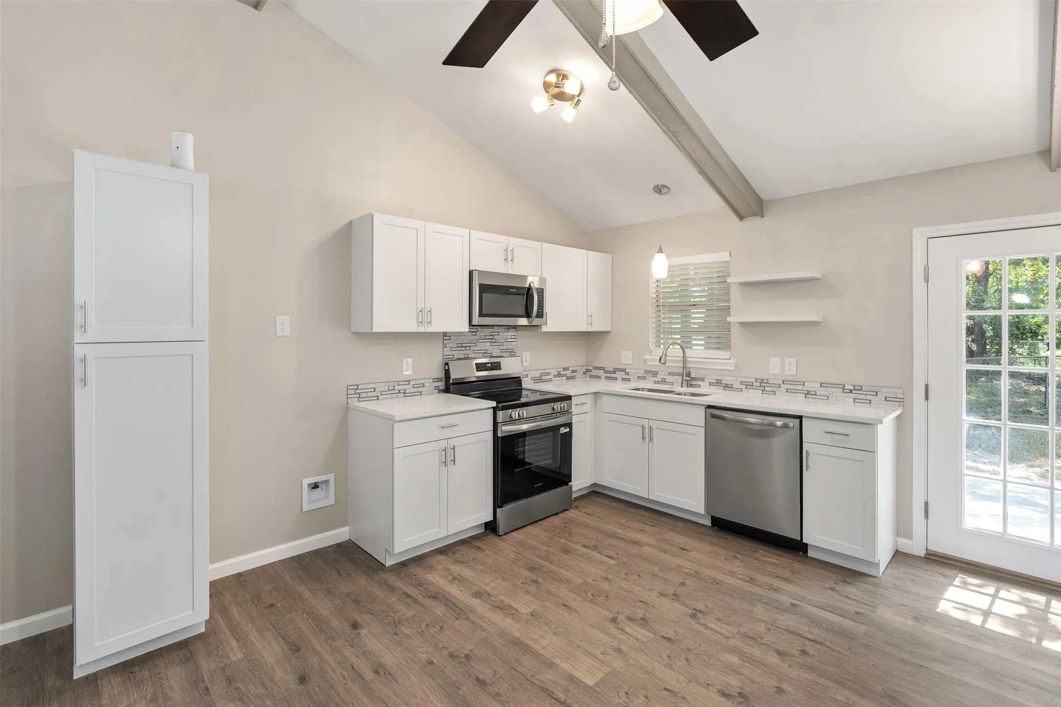 Single Family Residence For Sale in Henderson County , 110 Meadowood Road, Enchanted Oaks, Texas 75156, 3 Bedroom, 2 Bathroom, 2 Garage spaces, 1,100 Sqft, built in 1973, mls#21357712, Real Estate Agent in Enchanted Oaks, Homes For Sale in Henderson county, Homes For Sale in Enchanted Oaks, Realtor in Enchanted Oaks Texas, Real Estate Brokerage Independent Realty Texas, Luminita Cordes Realtor