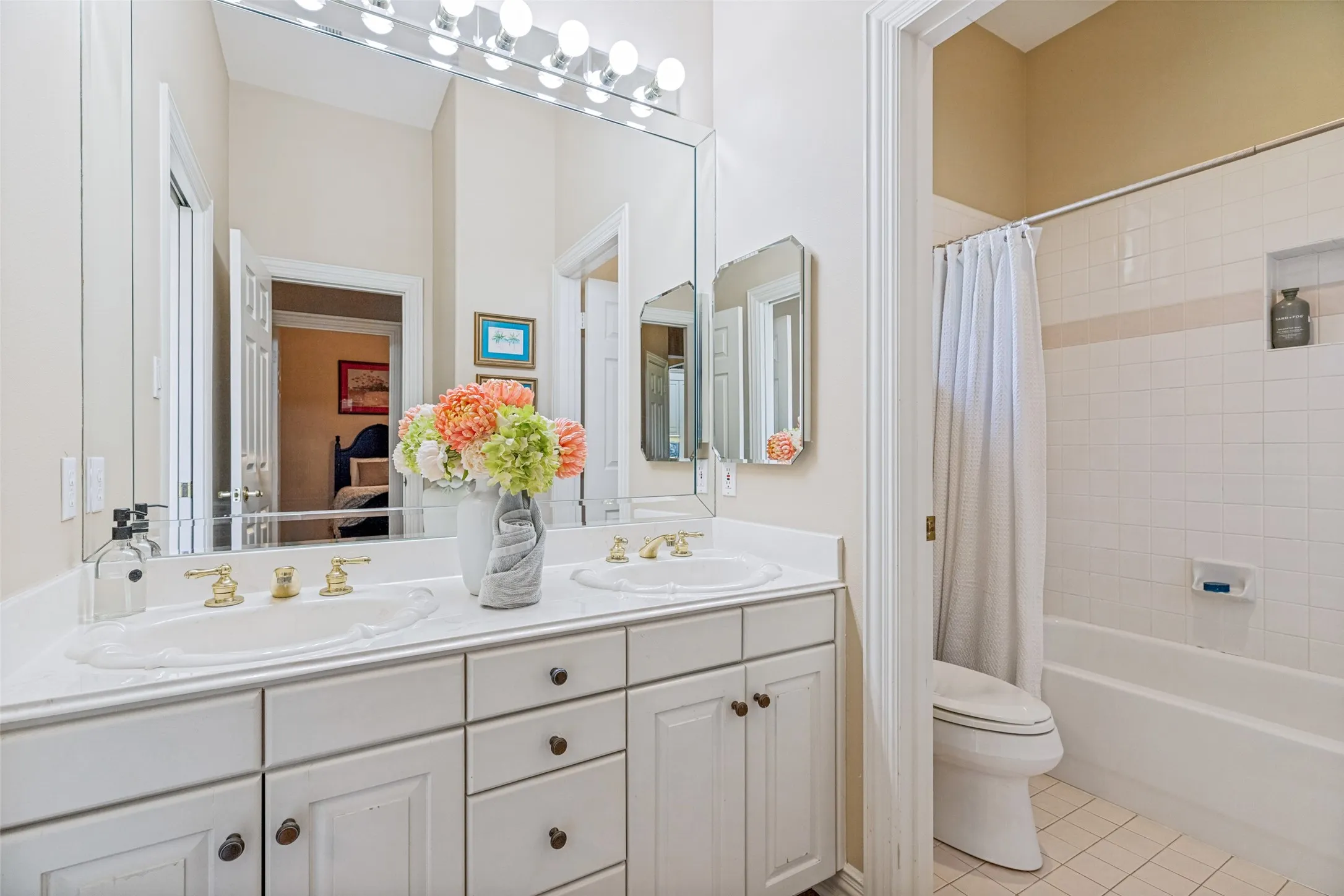 Bright guest bathroom with 2 accesses.