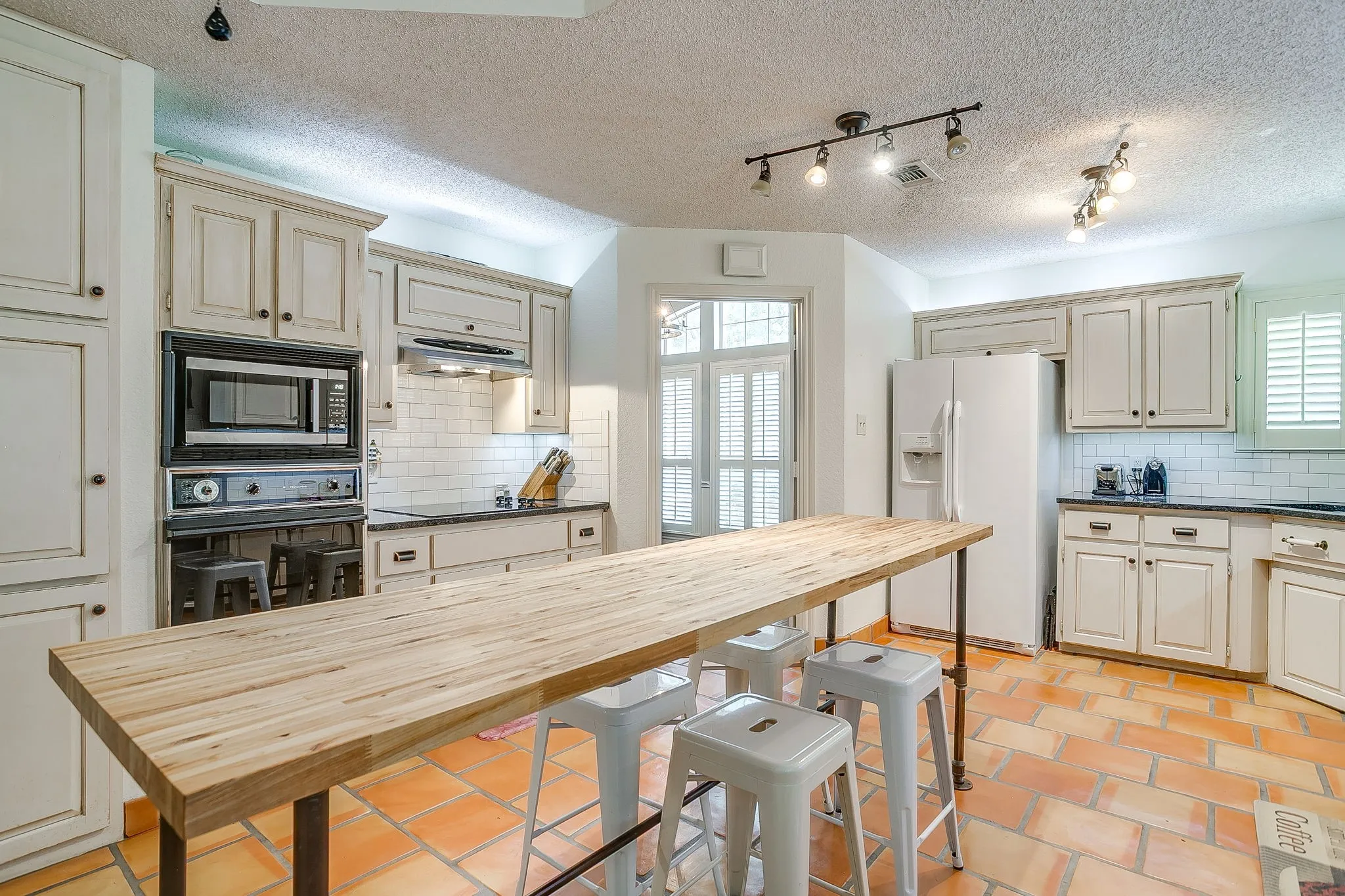 Single Family Residence For Sale in Tarrant County , 412 Inland Circle, Azle, Texas 76020, 3 Bedroom, 2 Bathroom, 2 Garage spaces, 1,950 Sqft, built in 1988, mls#21356794, Real Estate Agent in Azle, Homes For Sale in Tarrant county, Homes For Sale in Azle, Realtor in Azle Texas, Real Estate Brokerage Independent Realty Texas, Luminita Cordes Realtor