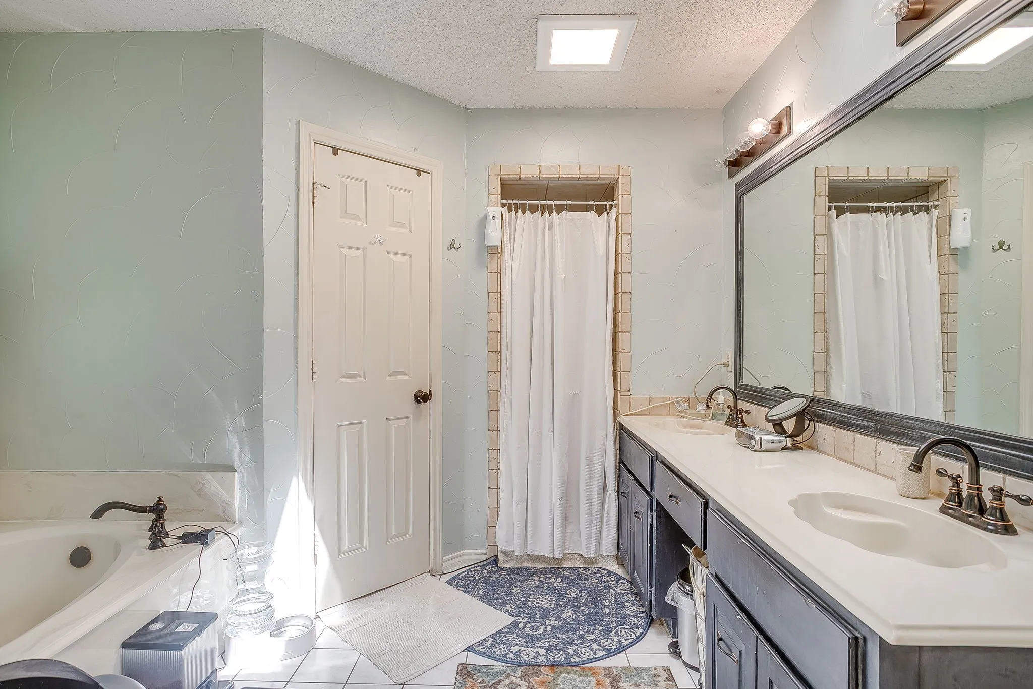 Single Family Residence For Sale in Tarrant County , 412 Inland Circle, Azle, Texas 76020, 3 Bedroom, 2 Bathroom, 2 Garage spaces, 1,950 Sqft, built in 1988, mls#21356794, Real Estate Agent in Azle, Homes For Sale in Tarrant county, Homes For Sale in Azle, Realtor in Azle Texas, Real Estate Brokerage Independent Realty Texas, Luminita Cordes Realtor