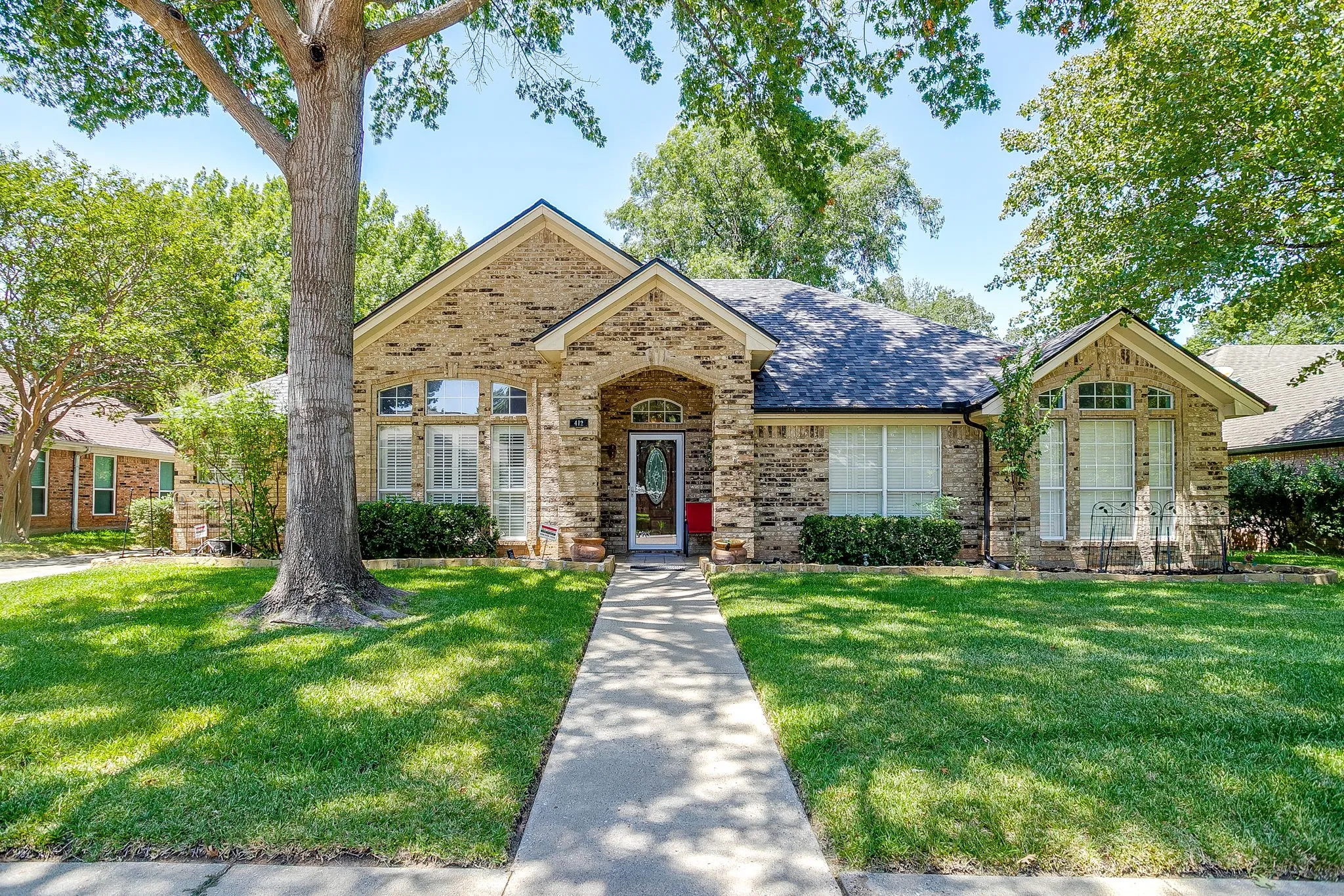 Single Family Residence For Sale in Tarrant County , 412 Inland Circle, Azle, Texas 76020, 3 Bedroom, 2 Bathroom, 2 Garage spaces, 1,950 Sqft, built in 1988, mls#21356794, Real Estate Agent in Azle, Homes For Sale in Tarrant county, Homes For Sale in Azle, Realtor in Azle Texas, Real Estate Brokerage Independent Realty Texas, Luminita Cordes Realtor