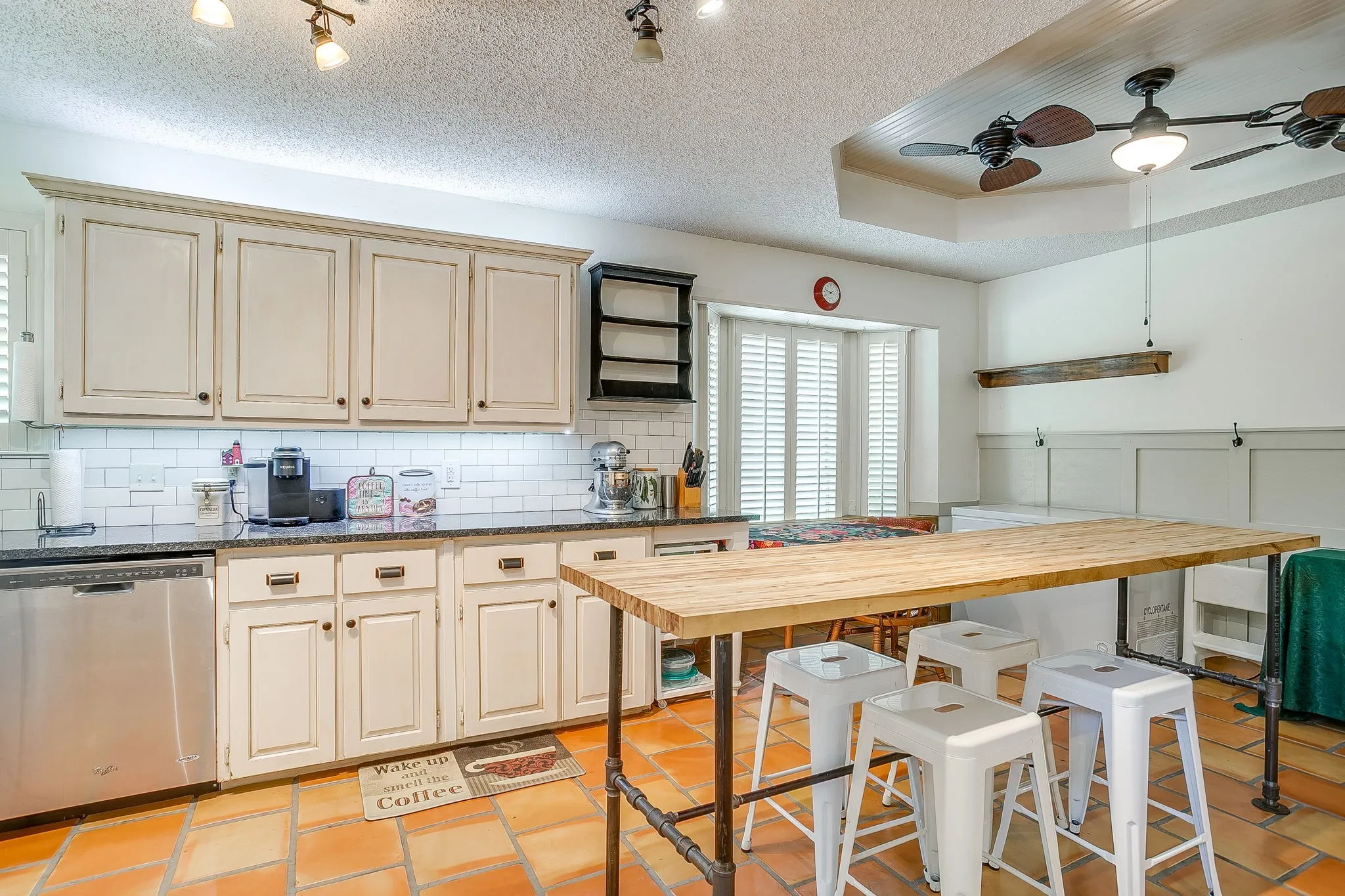 Single Family Residence For Sale in Tarrant County , 412 Inland Circle, Azle, Texas 76020, 3 Bedroom, 2 Bathroom, 2 Garage spaces, 1,950 Sqft, built in 1988, mls#21356794, Real Estate Agent in Azle, Homes For Sale in Tarrant county, Homes For Sale in Azle, Realtor in Azle Texas, Real Estate Brokerage Independent Realty Texas, Luminita Cordes Realtor