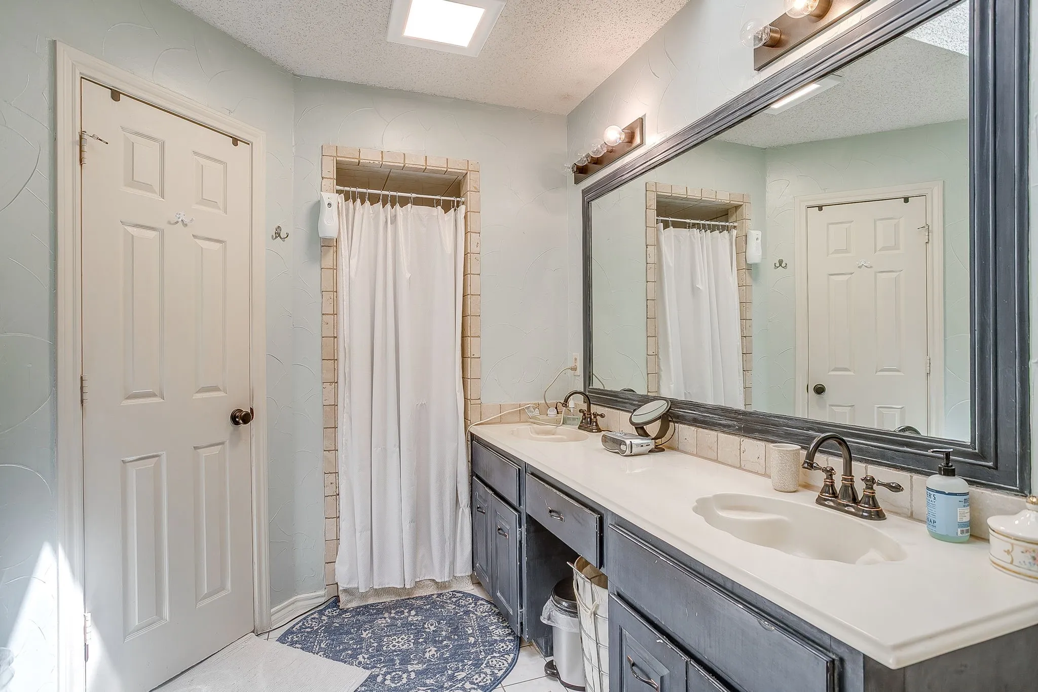 Single Family Residence For Sale in Tarrant County , 412 Inland Circle, Azle, Texas 76020, 3 Bedroom, 2 Bathroom, 2 Garage spaces, 1,950 Sqft, built in 1988, mls#21356794, Real Estate Agent in Azle, Homes For Sale in Tarrant county, Homes For Sale in Azle, Realtor in Azle Texas, Real Estate Brokerage Independent Realty Texas, Luminita Cordes Realtor